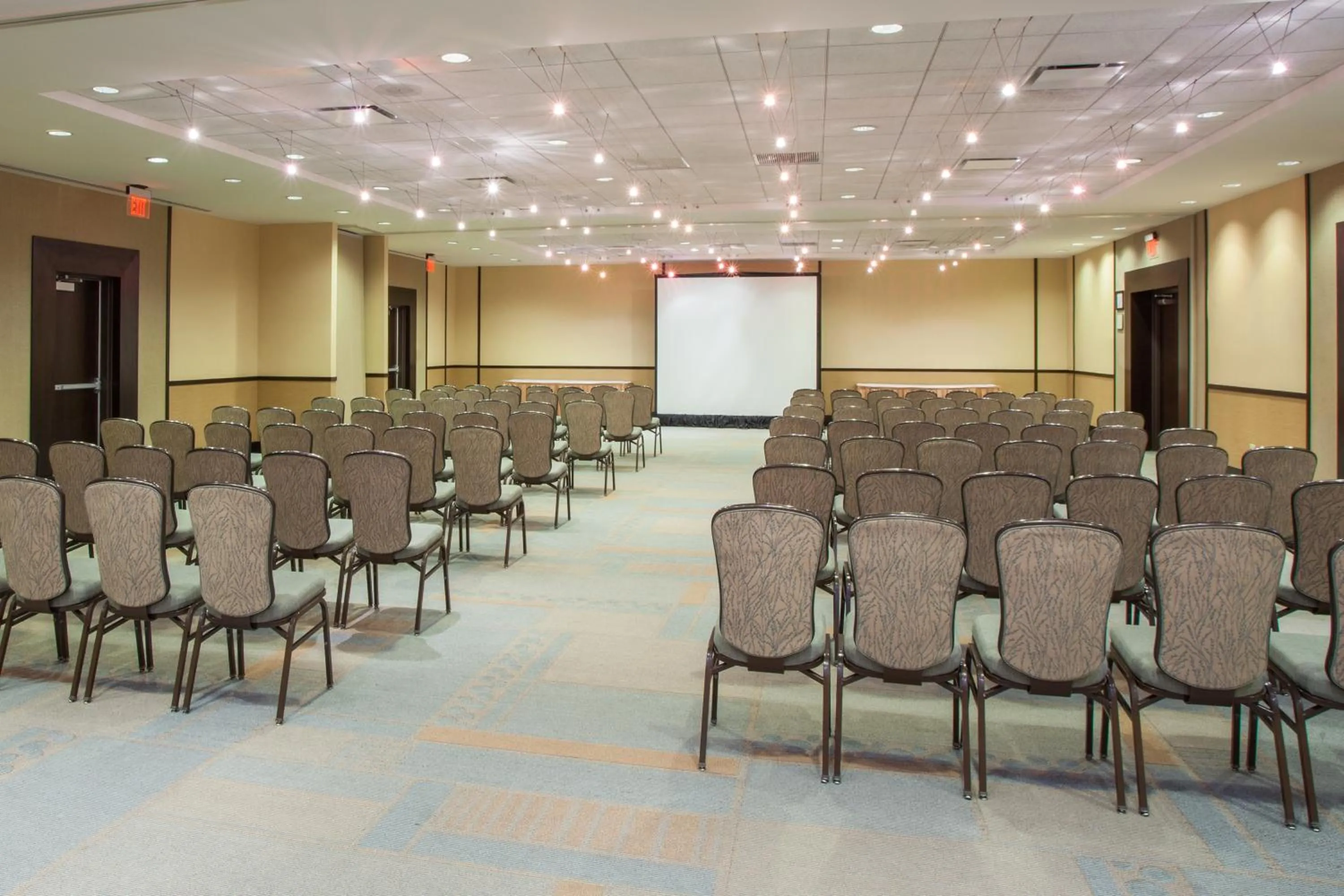 Meeting/conference room in Crowne Plaza Hotel Glen Ellyn/Lombard by IHG