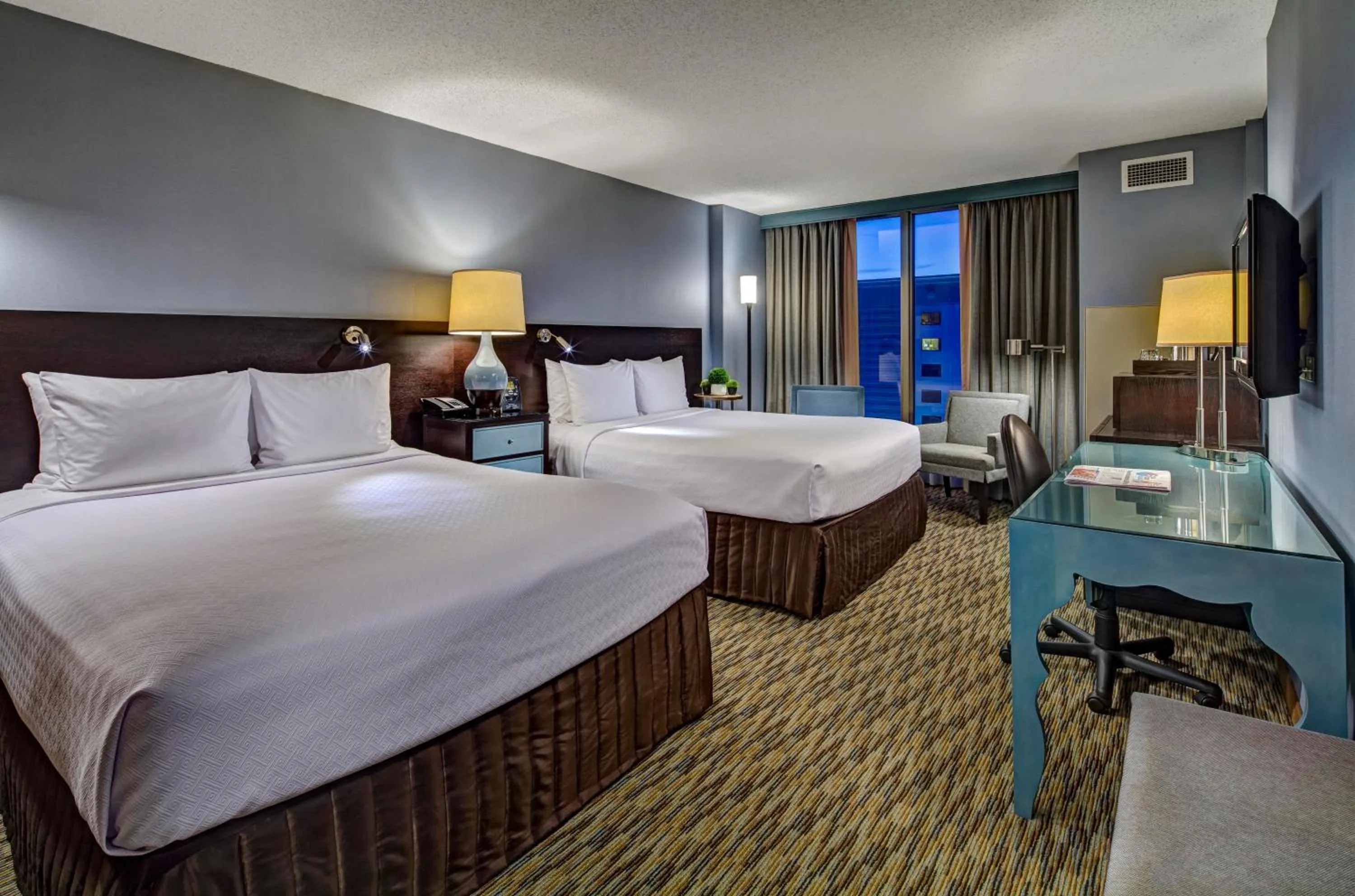 Photo of the whole room, Bed in Crowne Plaza Hotel Glen Ellyn/Lombard by IHG