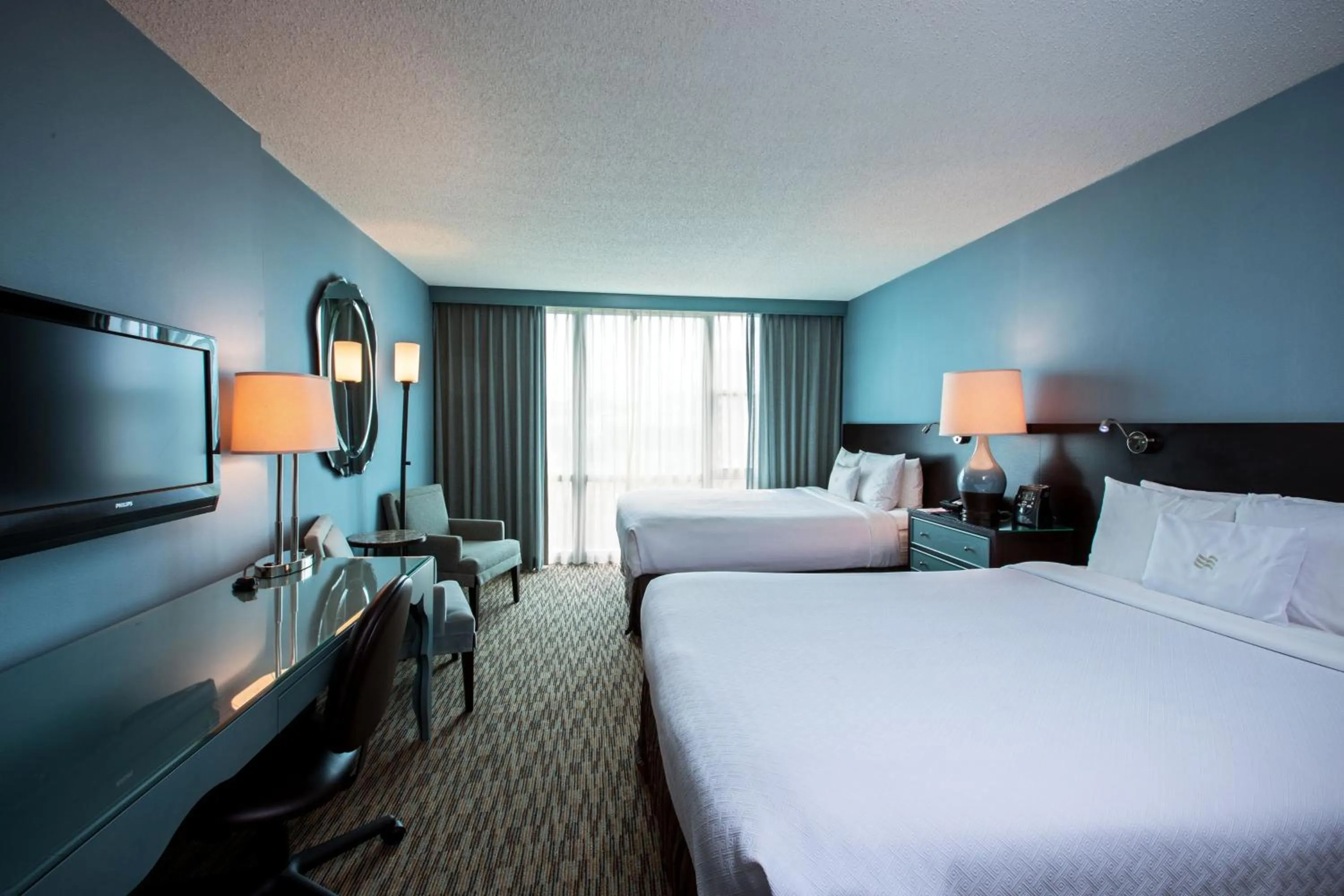 Photo of the whole room, Bed in Crowne Plaza Hotel Glen Ellyn/Lombard by IHG