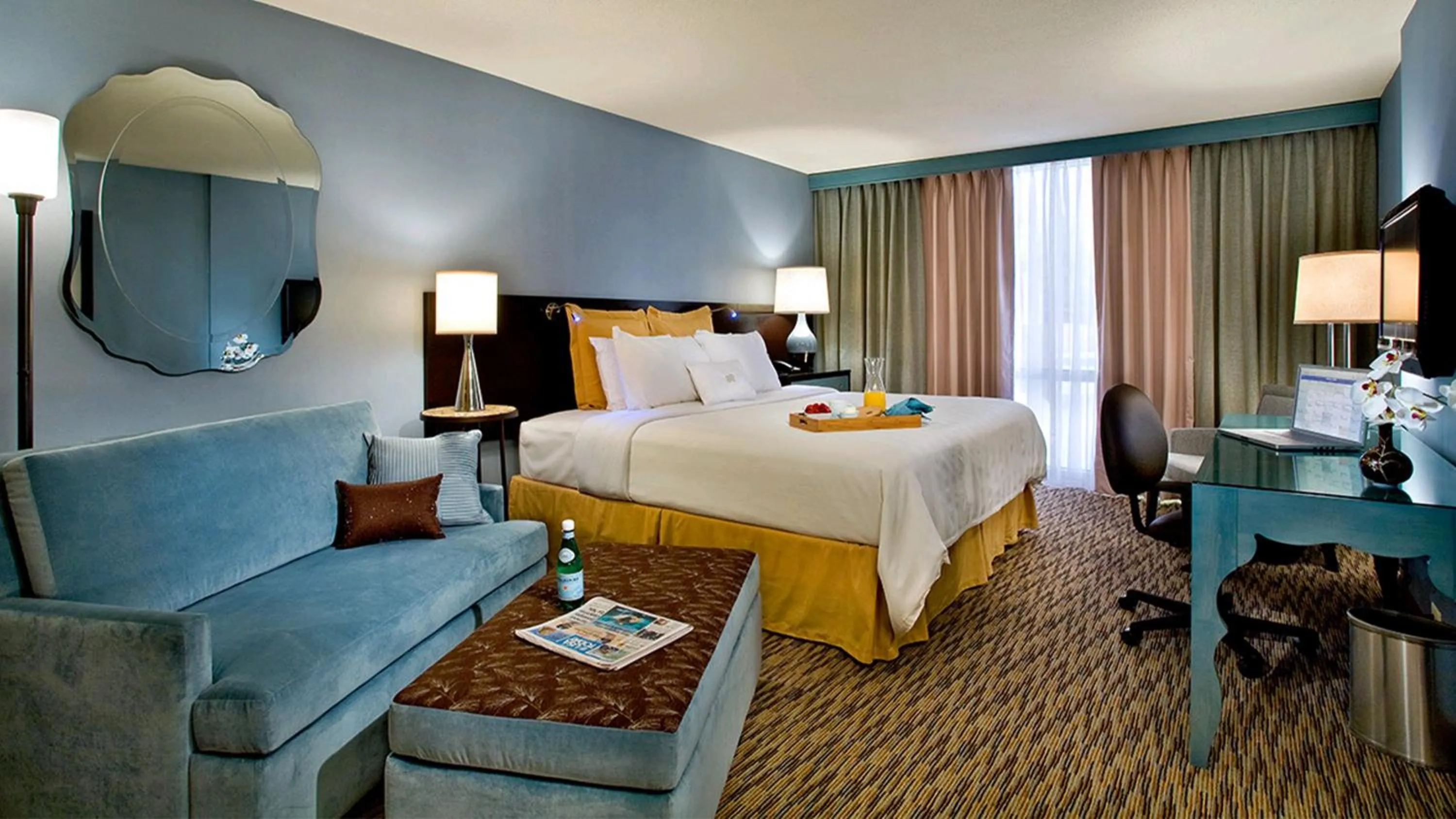 Photo of the whole room, Bed in Crowne Plaza Hotel Glen Ellyn/Lombard by IHG