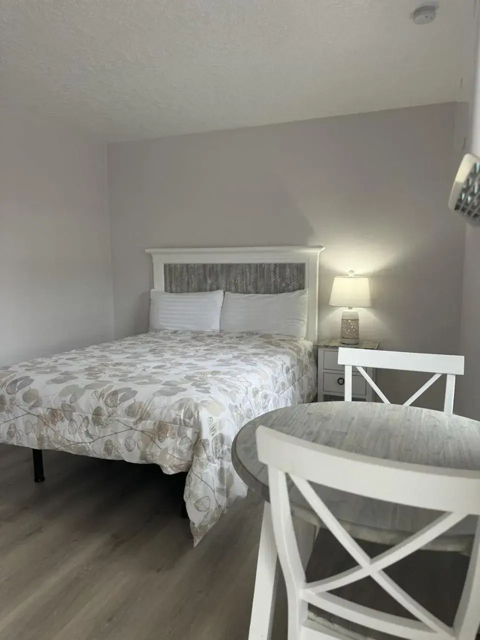 Standard Queen Room in Sea Dell Motel - Marathon Standard Queen Room in Sea Dell Motel - Marathon