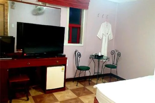 Dining area, Bed in J Motel Gwangalli Busan