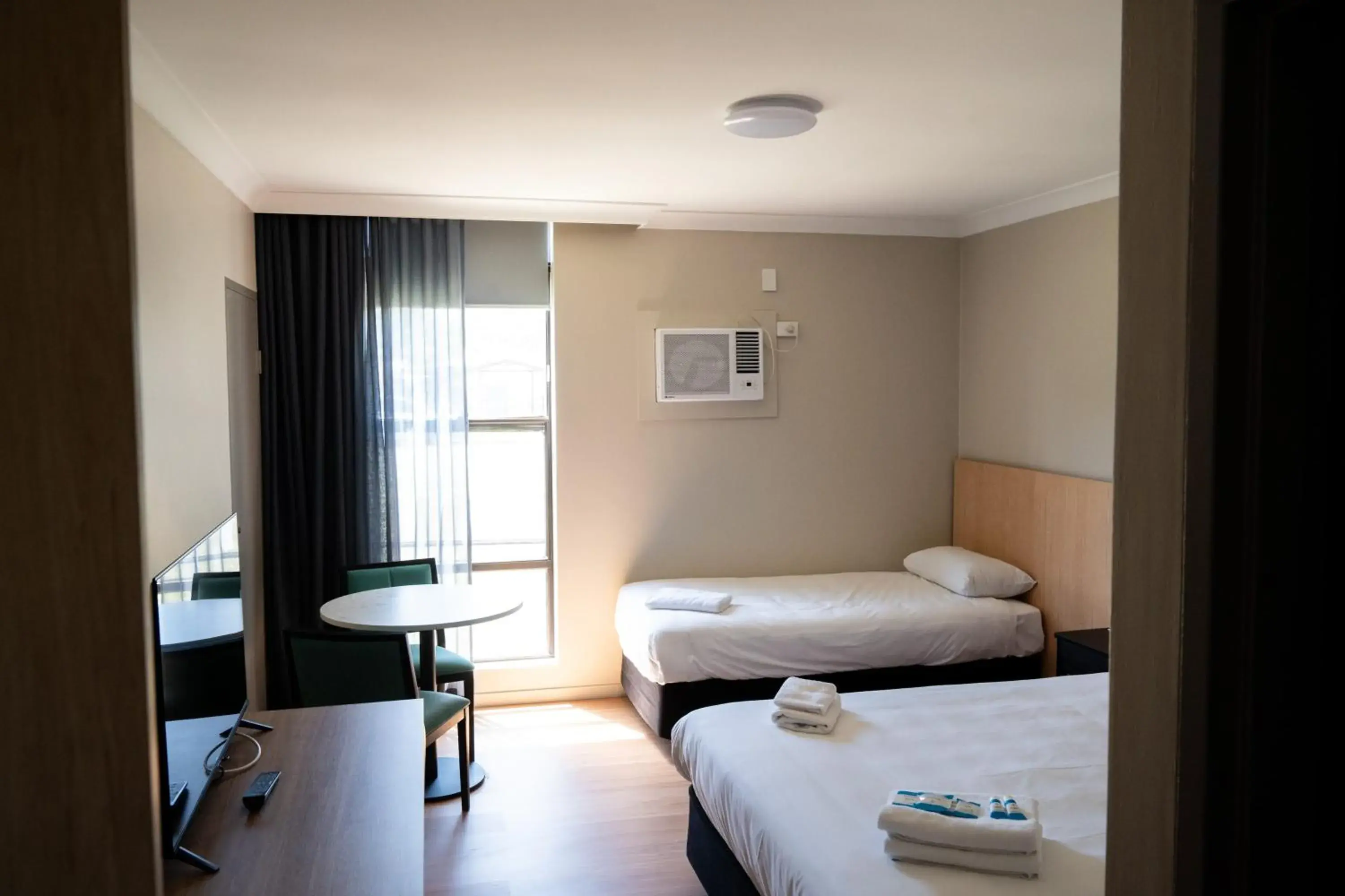 Deluxe Triple Room in El Toro Motel Deluxe Triple Room in El Toro Motel