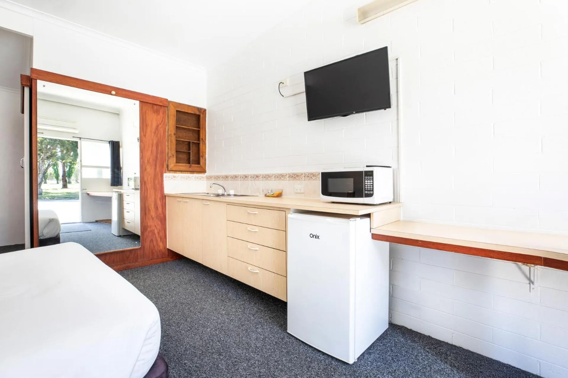 Kitchen or kitchenette, Bed in Ship Inn Motel Yarram