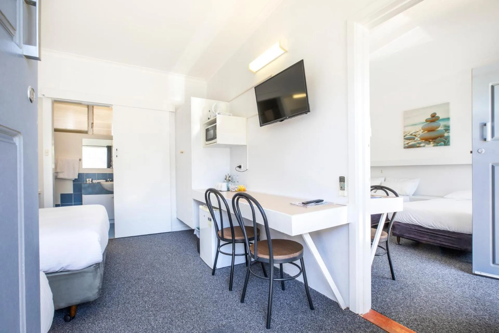 View (from property/room), Bed in Ship Inn Motel Yarram