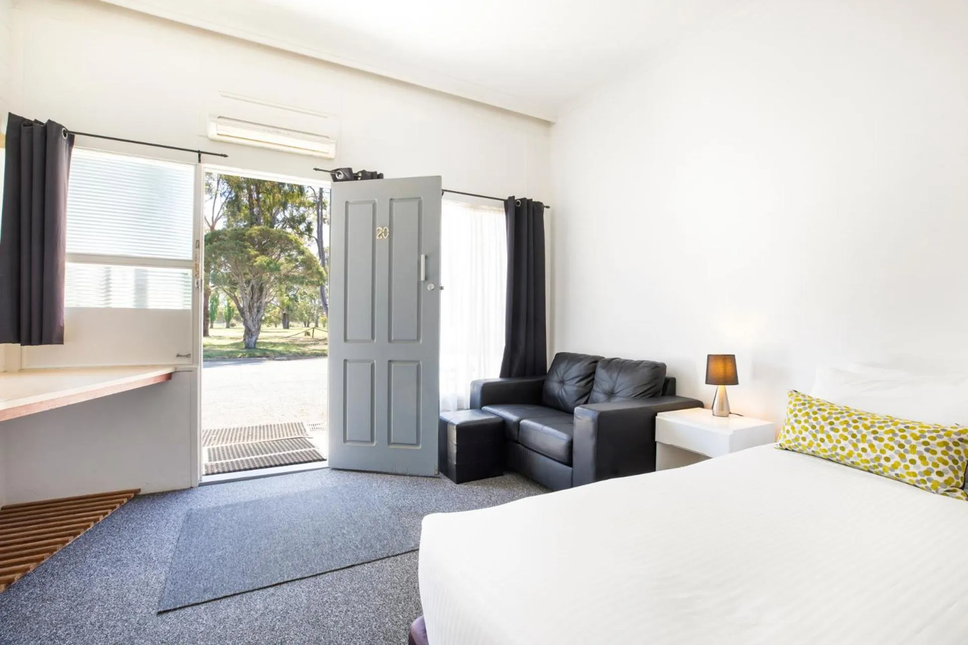 Seating area, Bed in Ship Inn Motel Yarram