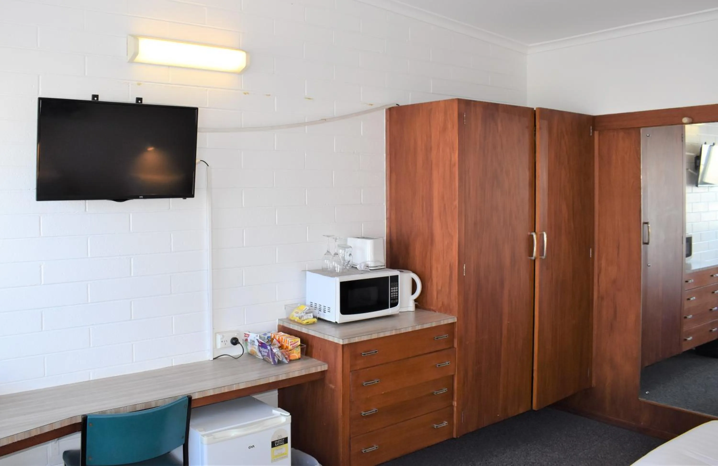 Kitchen or kitchenette in Ship Inn Motel Yarram