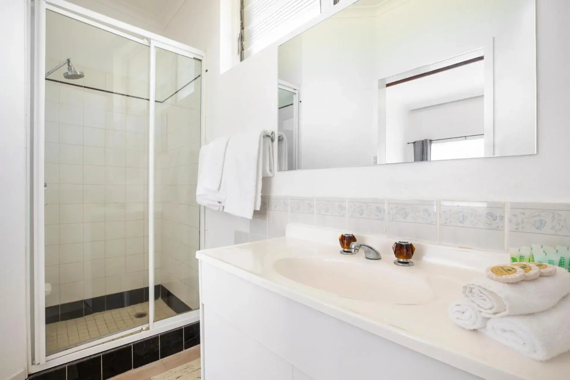 Queen Room in Ship Inn Motel Yarram Queen Room in Ship Inn Motel Yarram