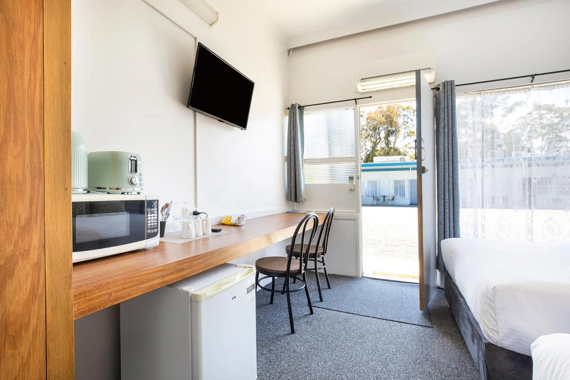 View (from property/room), Bed in Ship Inn Motel Yarram