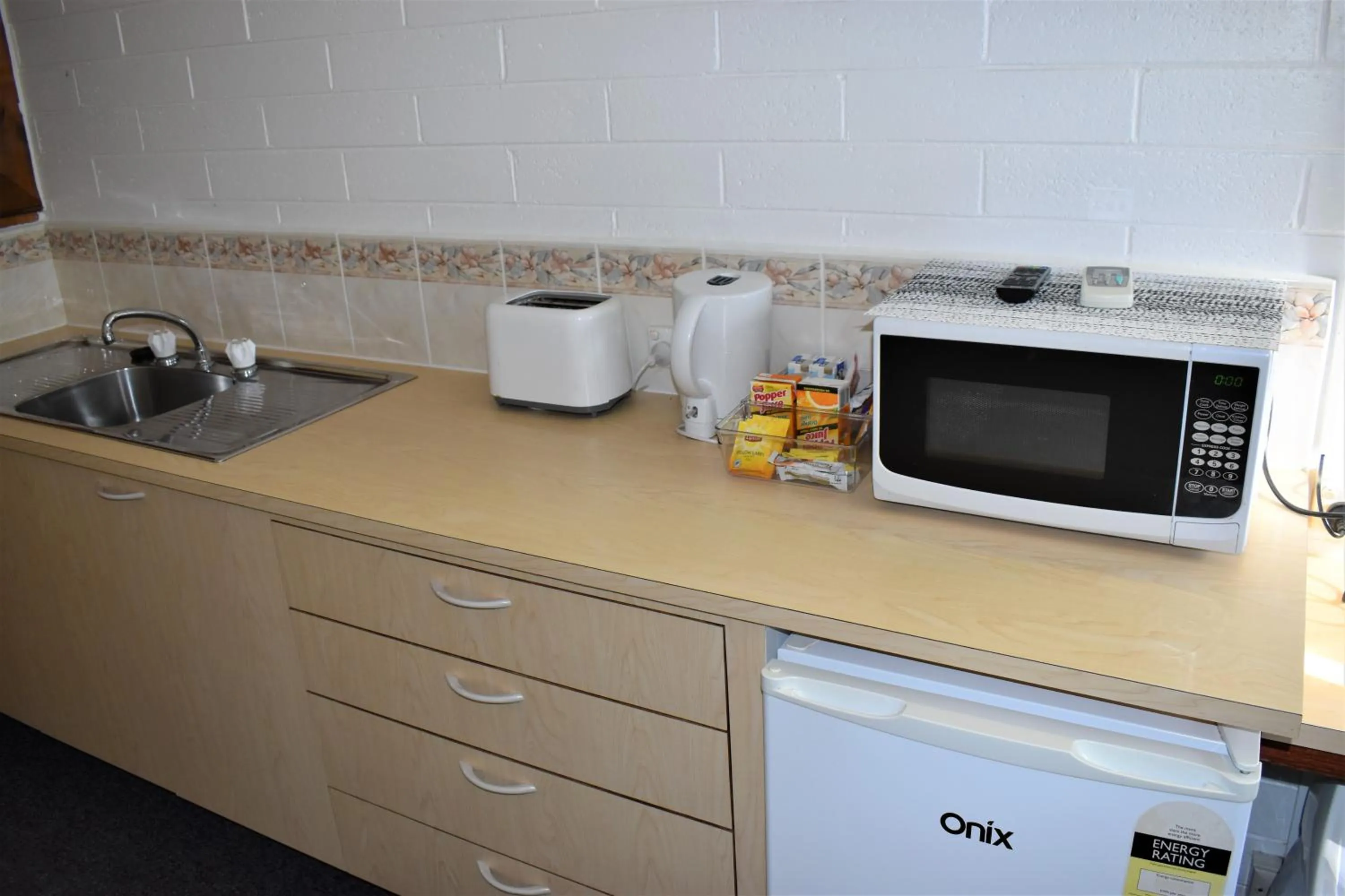 Kitchen or kitchenette in Ship Inn Motel Yarram