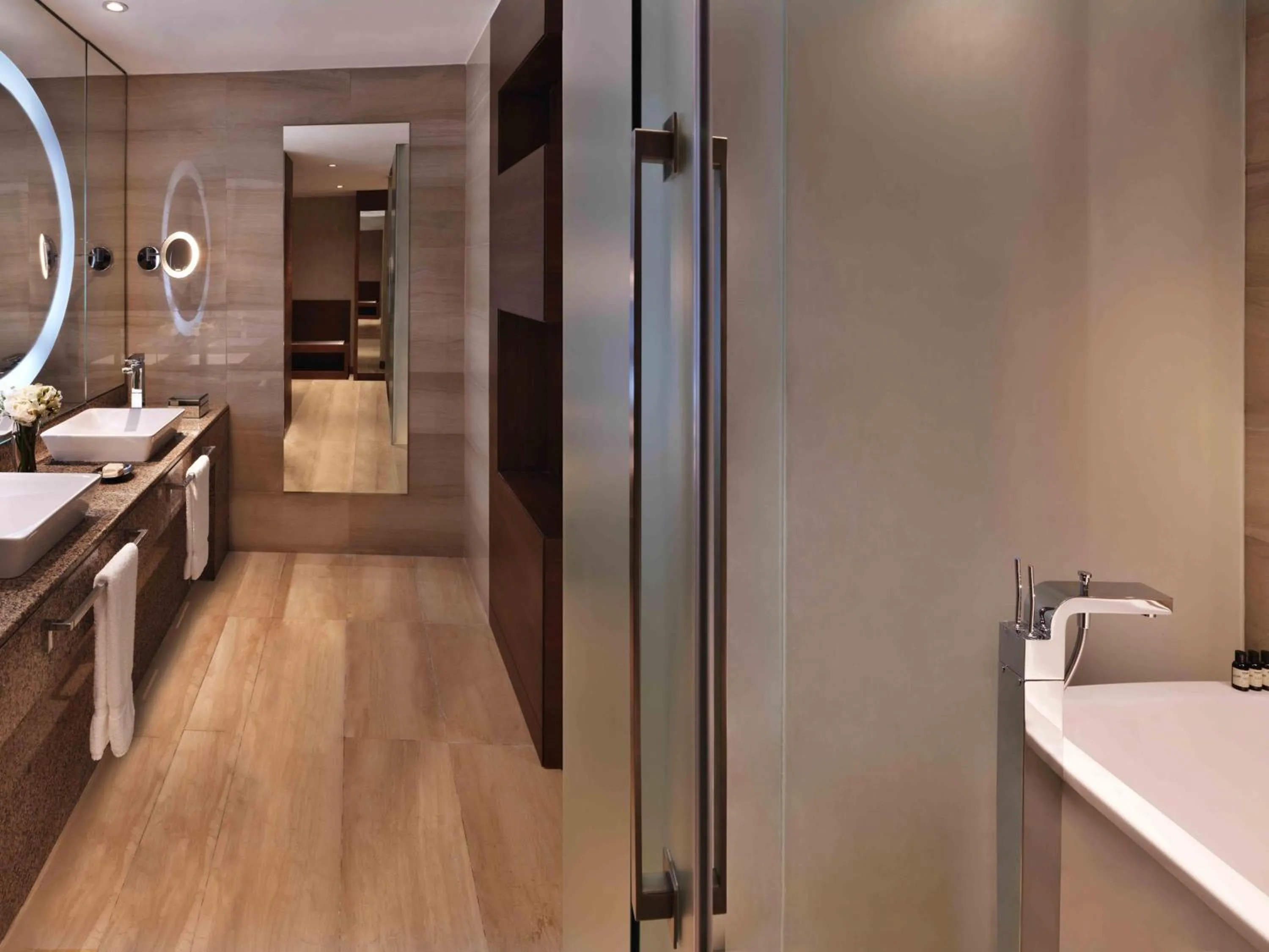 Bathroom, Bed in Fairmont Bab Al Bahr