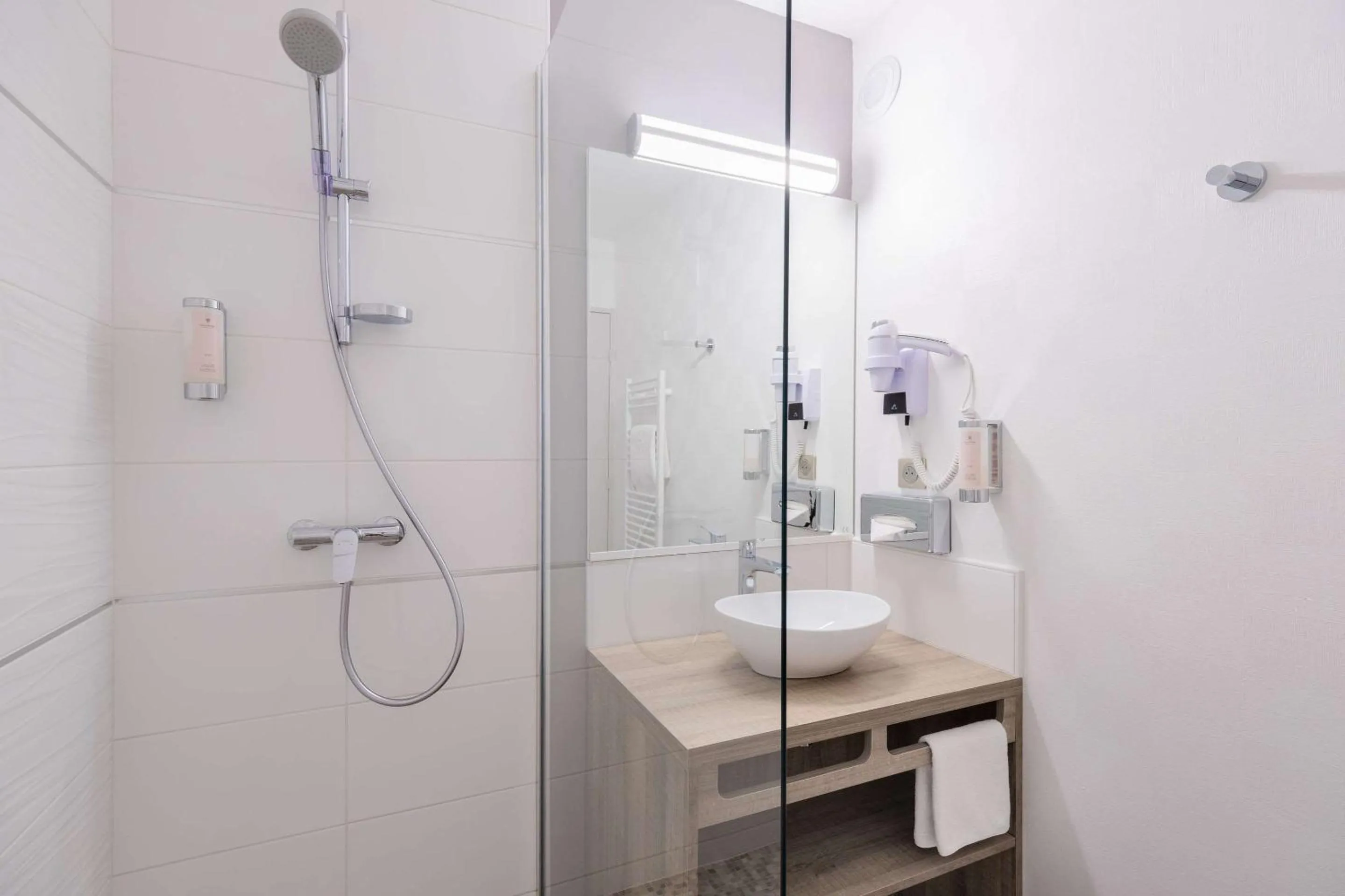 Bathroom in Hotel Le Circuit Le Mans