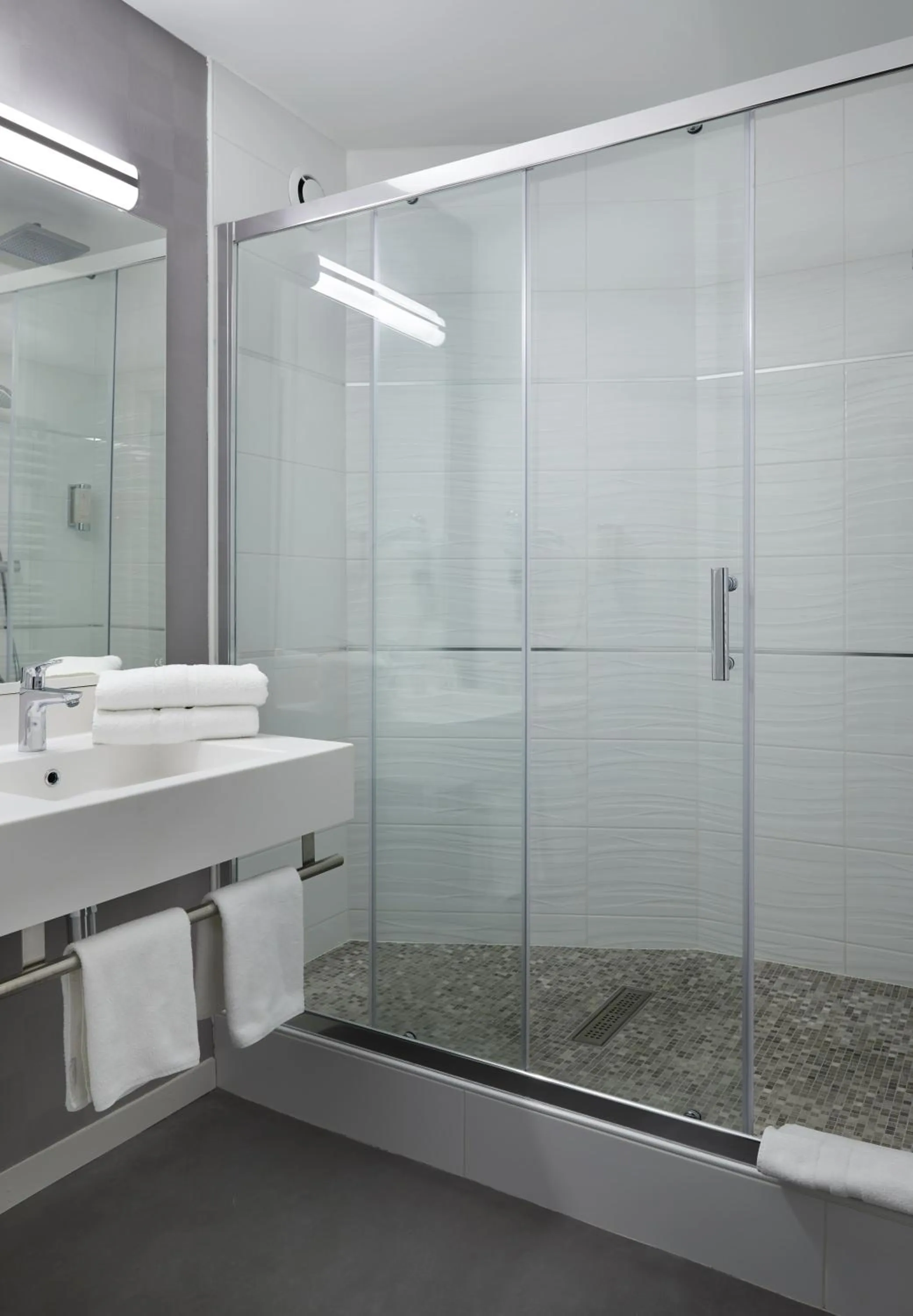 Shower in Hotel Le Circuit Le Mans