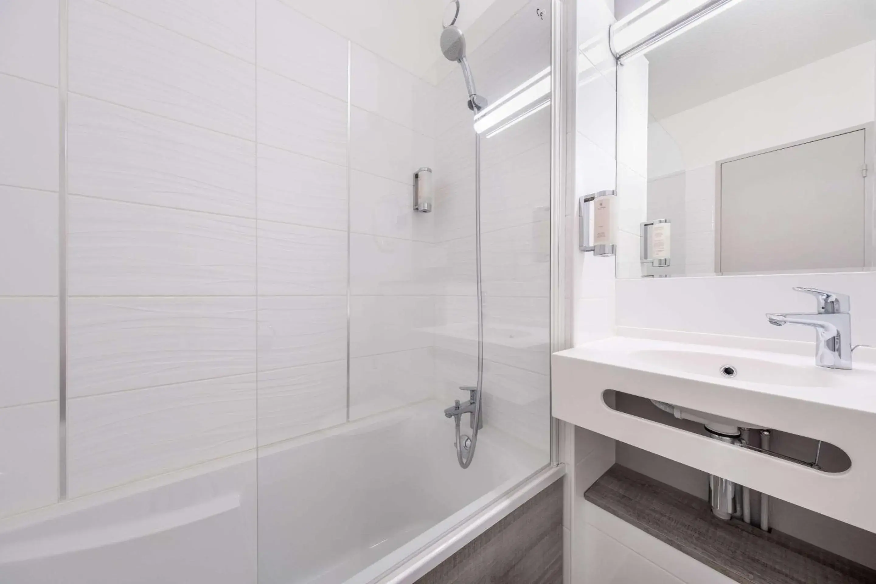 Standard Double Room in Hotel Le Circuit Le Mans Standard Double Room in Hotel Le Circuit Le Mans