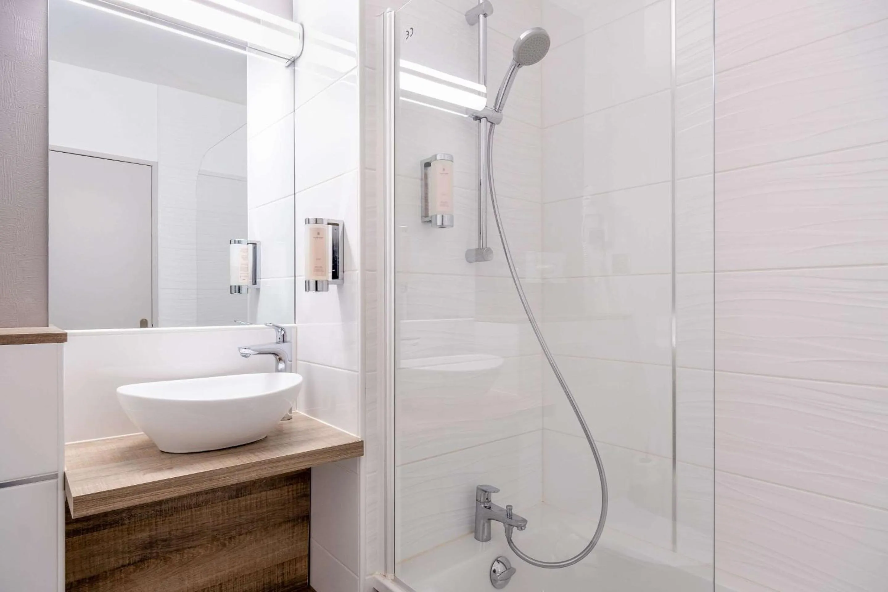 Bathroom in Hotel Le Circuit Le Mans