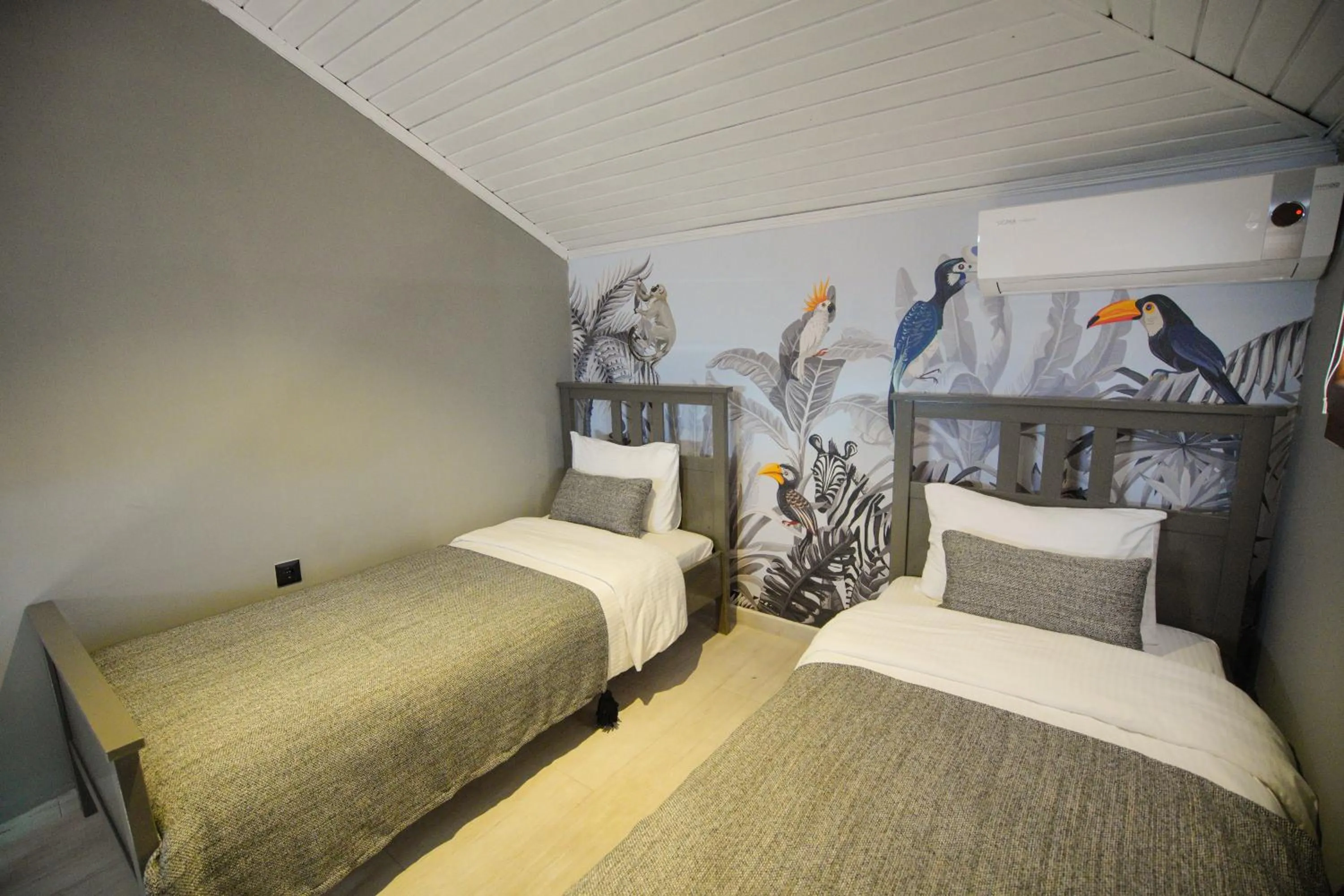 Bedroom, Bed in Alp Suites Mandalin