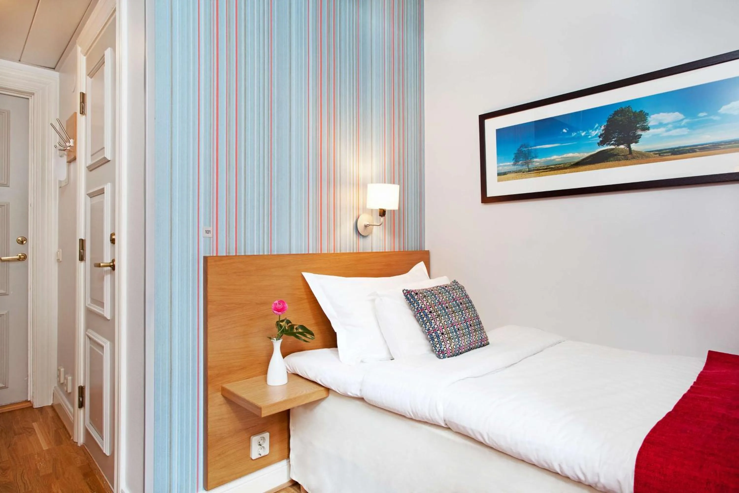 Photo of the whole room, Bed in Scandic Stortorget