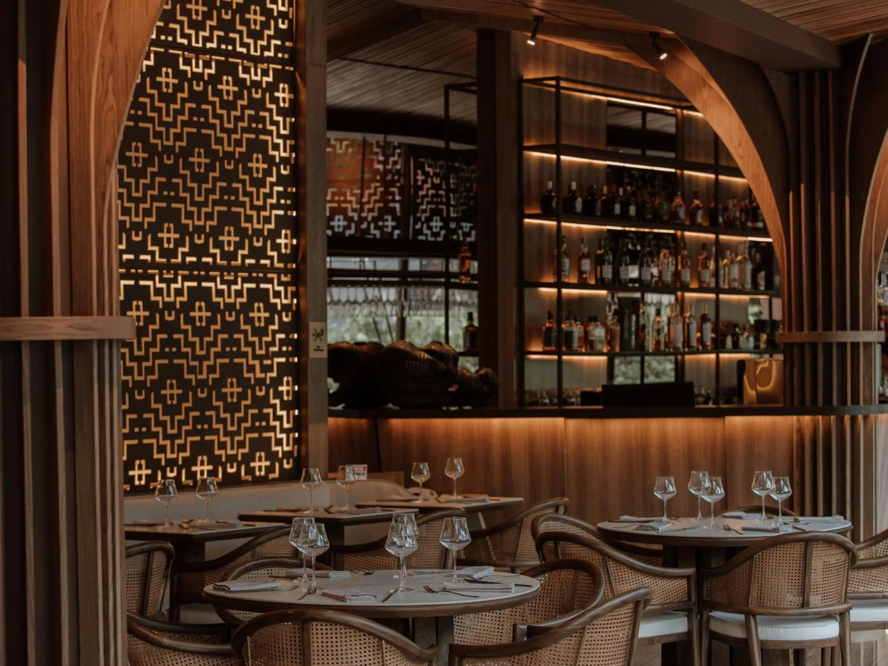 Restaurant/places to eat in Binn Hotel