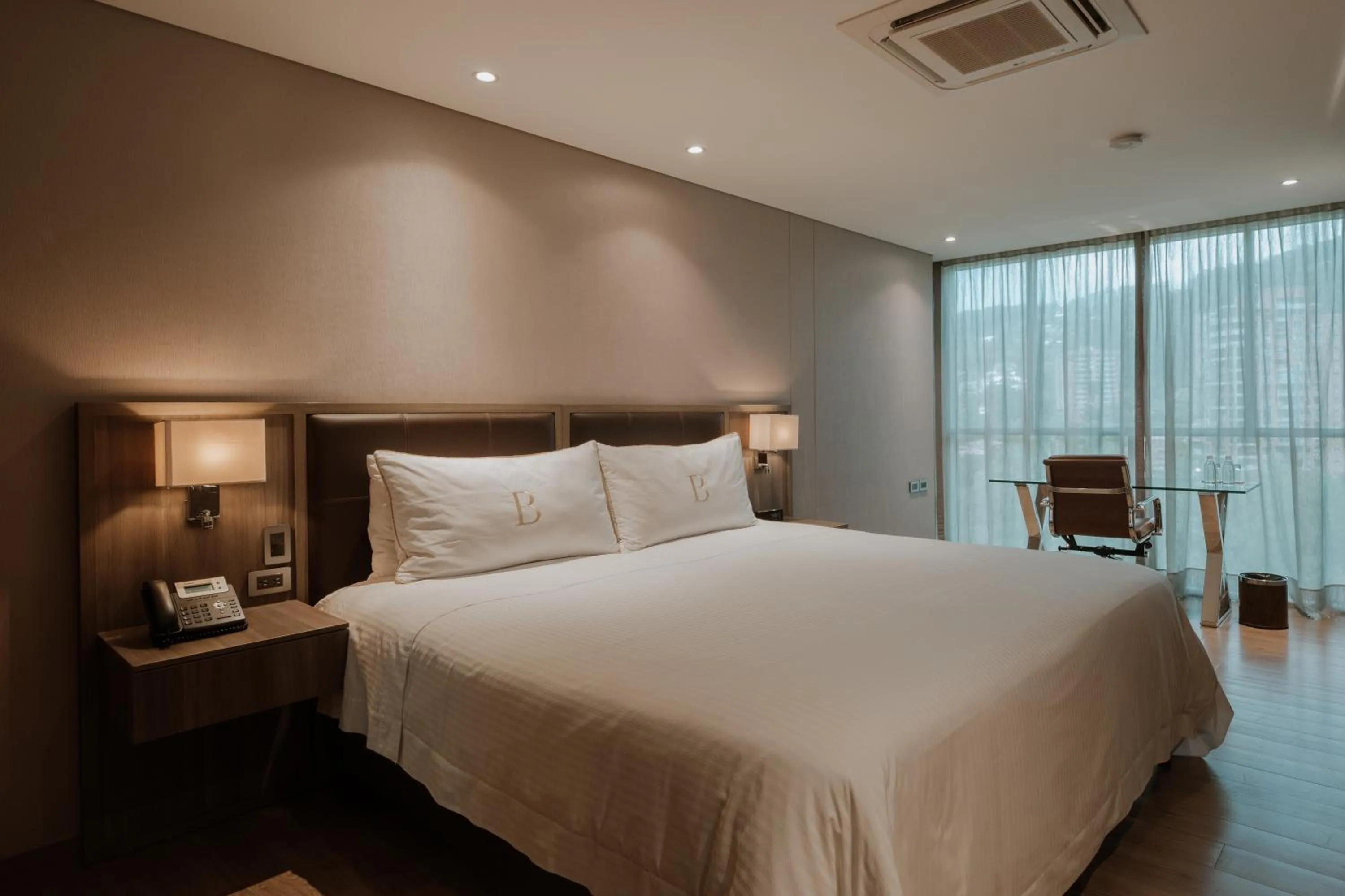 Bedroom, Bed in Binn Hotel