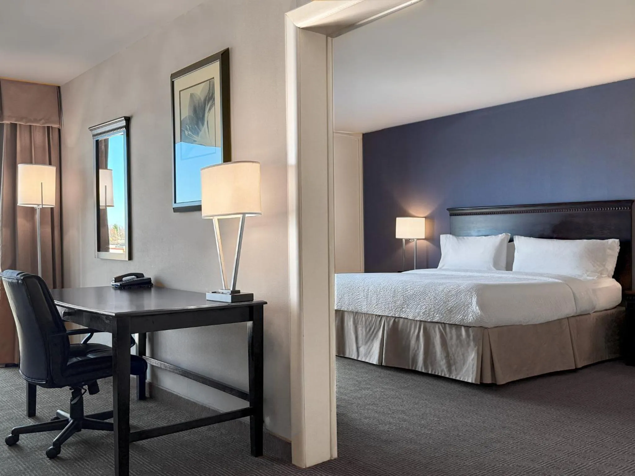 Photo of the whole room, Bed in Holiday Inn South Plainfield-Piscataway by IHG