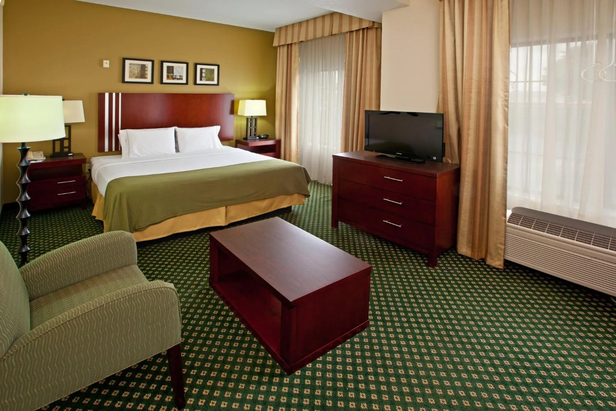Photo of the whole room, Bed in Holiday Inn Express & Suites Indianapolis - East by IHG