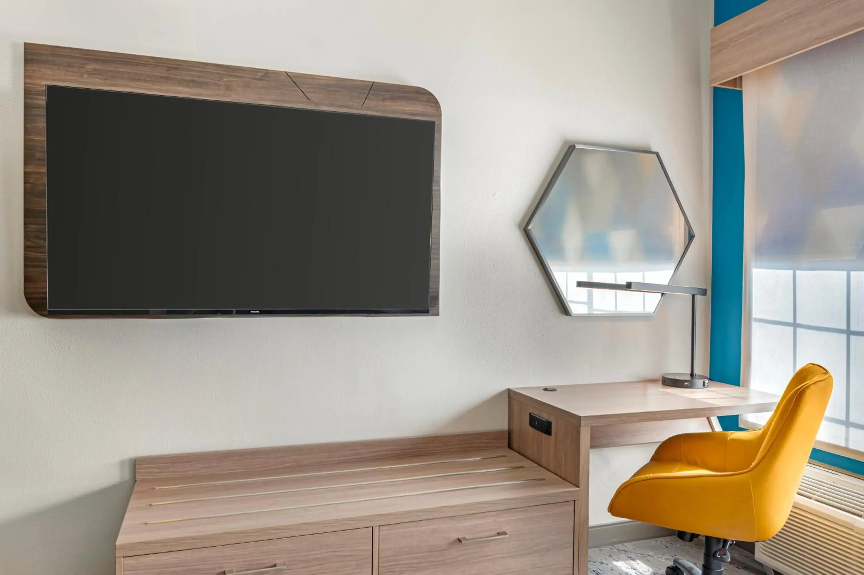 Standard King Room with Mobility Accessible Tub in Holiday Inn Express & Suites Indianapolis - East by IHG Standard King Room with Mobility Accessible Tub in Holiday Inn Express & Suites Indianapolis - East by IHG