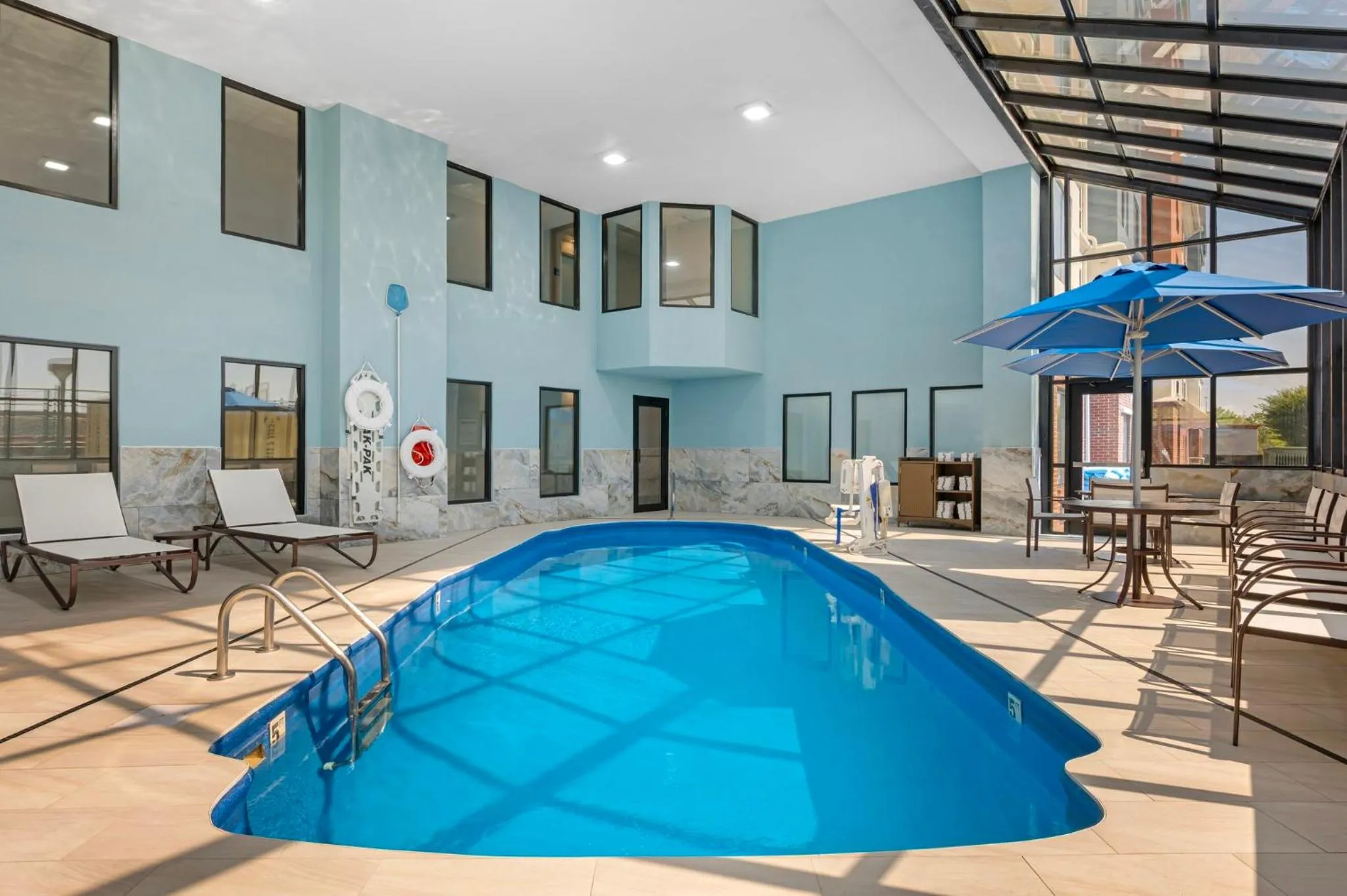 Swimming pool in Holiday Inn Express & Suites Indianapolis - East by IHG