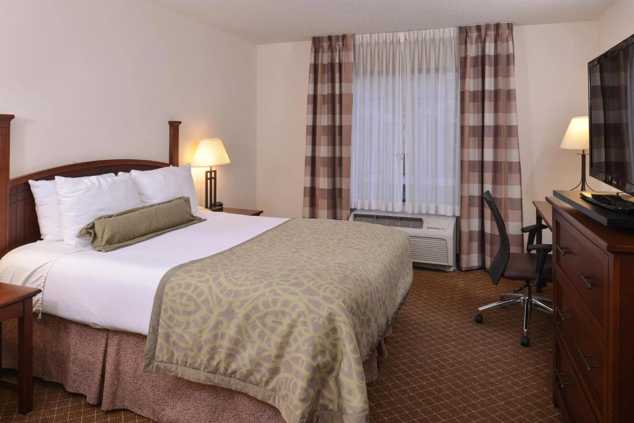 Photo of the whole room, Bed in Staybridge Suites Indianapolis-Airport by IHG