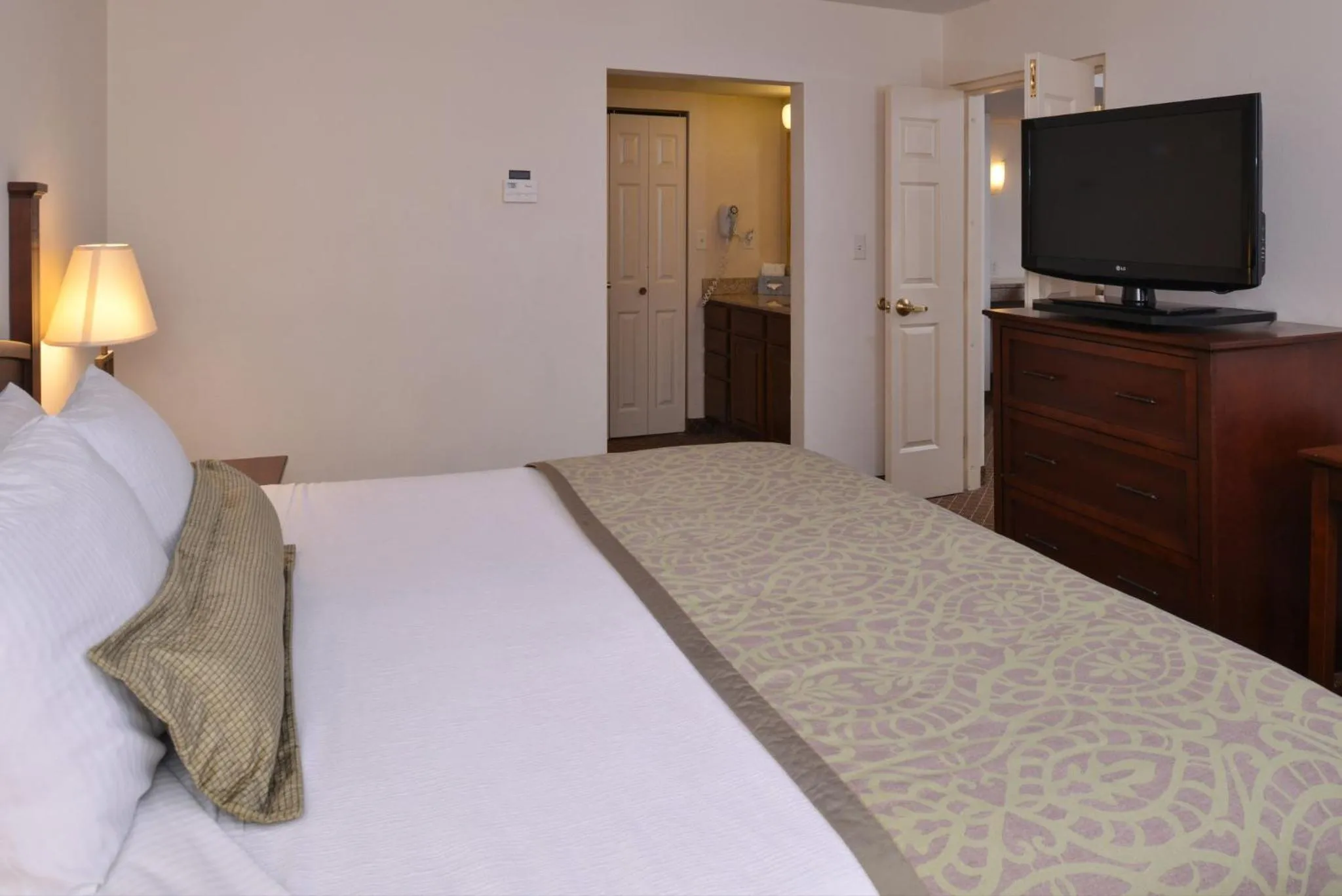 Photo of the whole room, Bed in Staybridge Suites Indianapolis-Airport by IHG