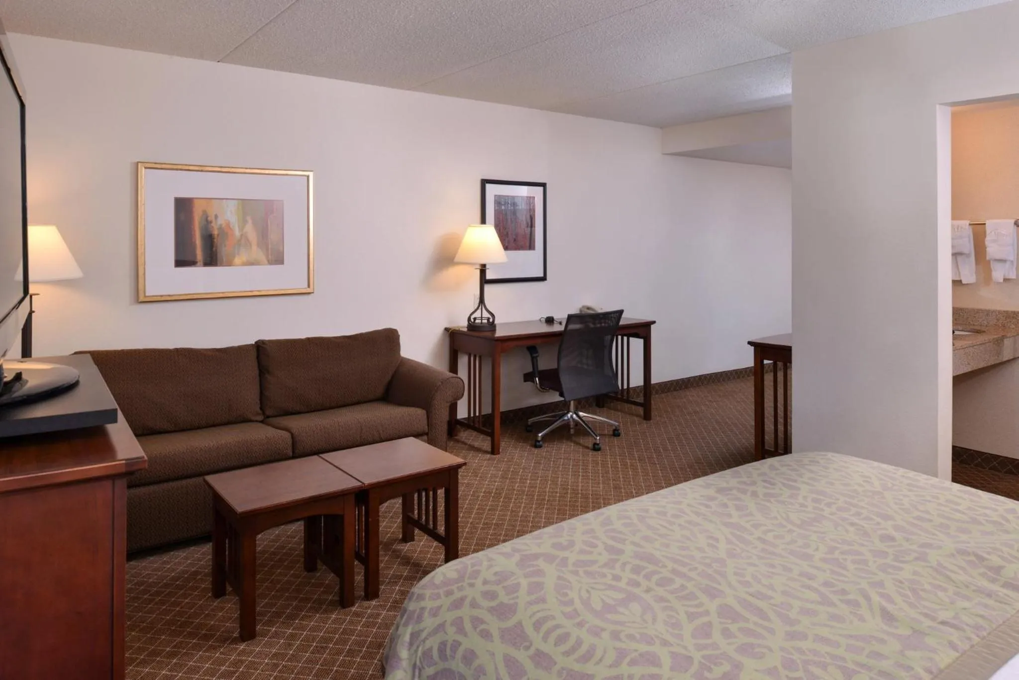 Photo of the whole room, Bed in Staybridge Suites Indianapolis-Airport by IHG