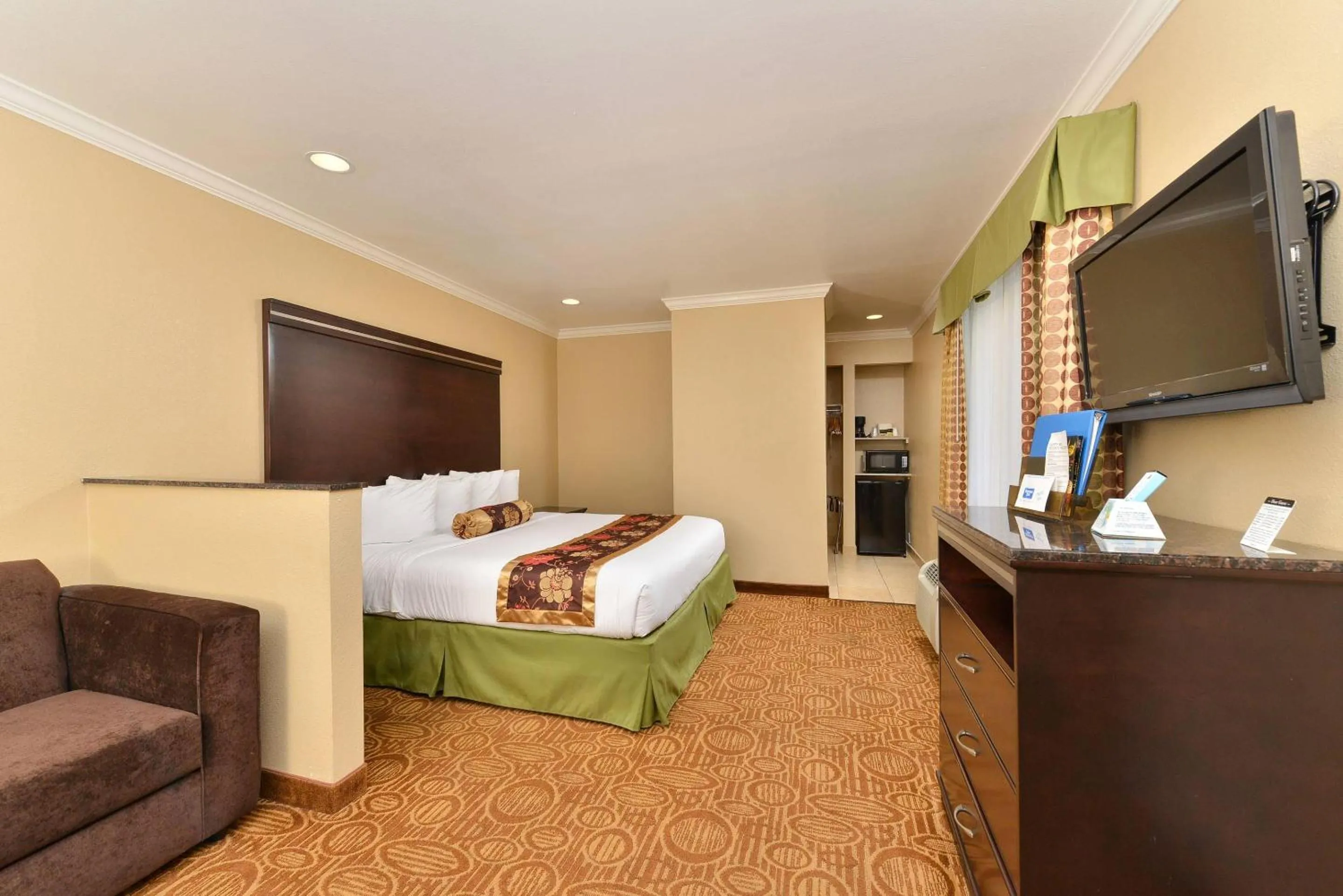 Bedroom, Bed in Rodeway Inn San Diego Near SDSU