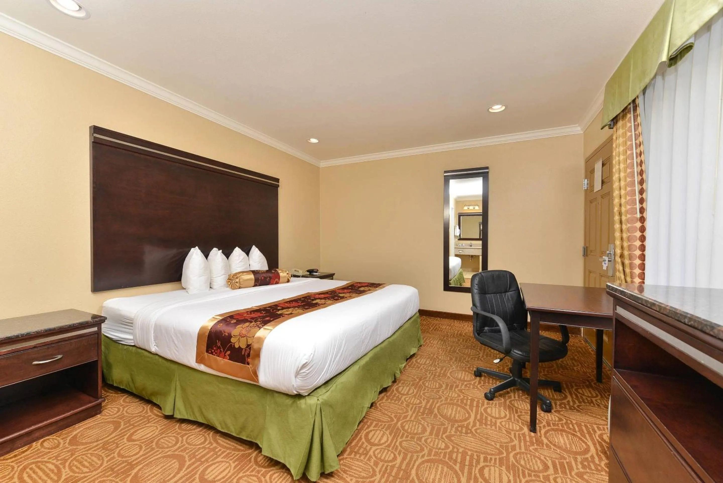 Bedroom, Bed in Rodeway Inn San Diego Near SDSU