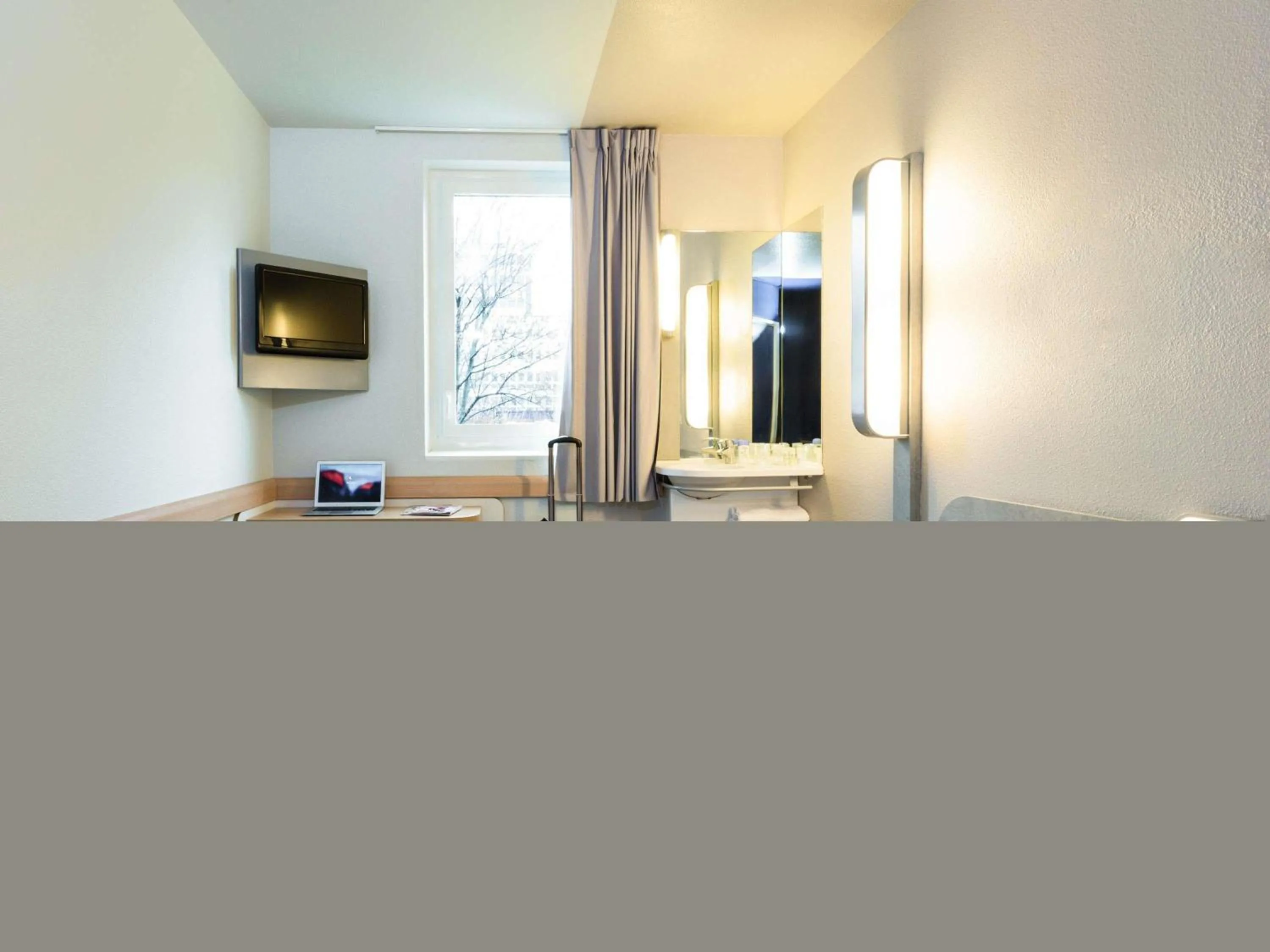 Bedroom in ibis budget Paris Porte De Montmartre