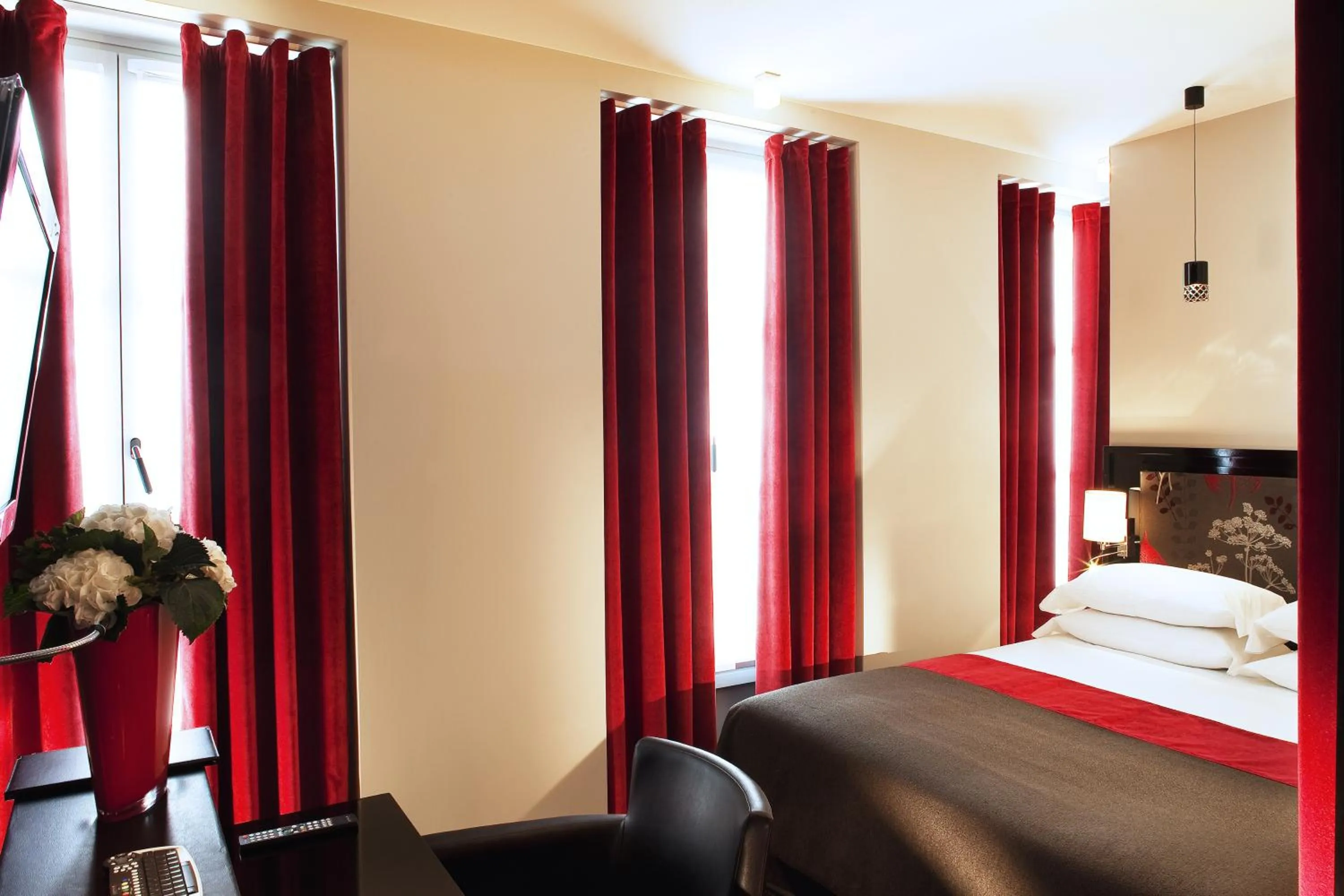 Bedroom, Bed in Hôtel Caron le Marais