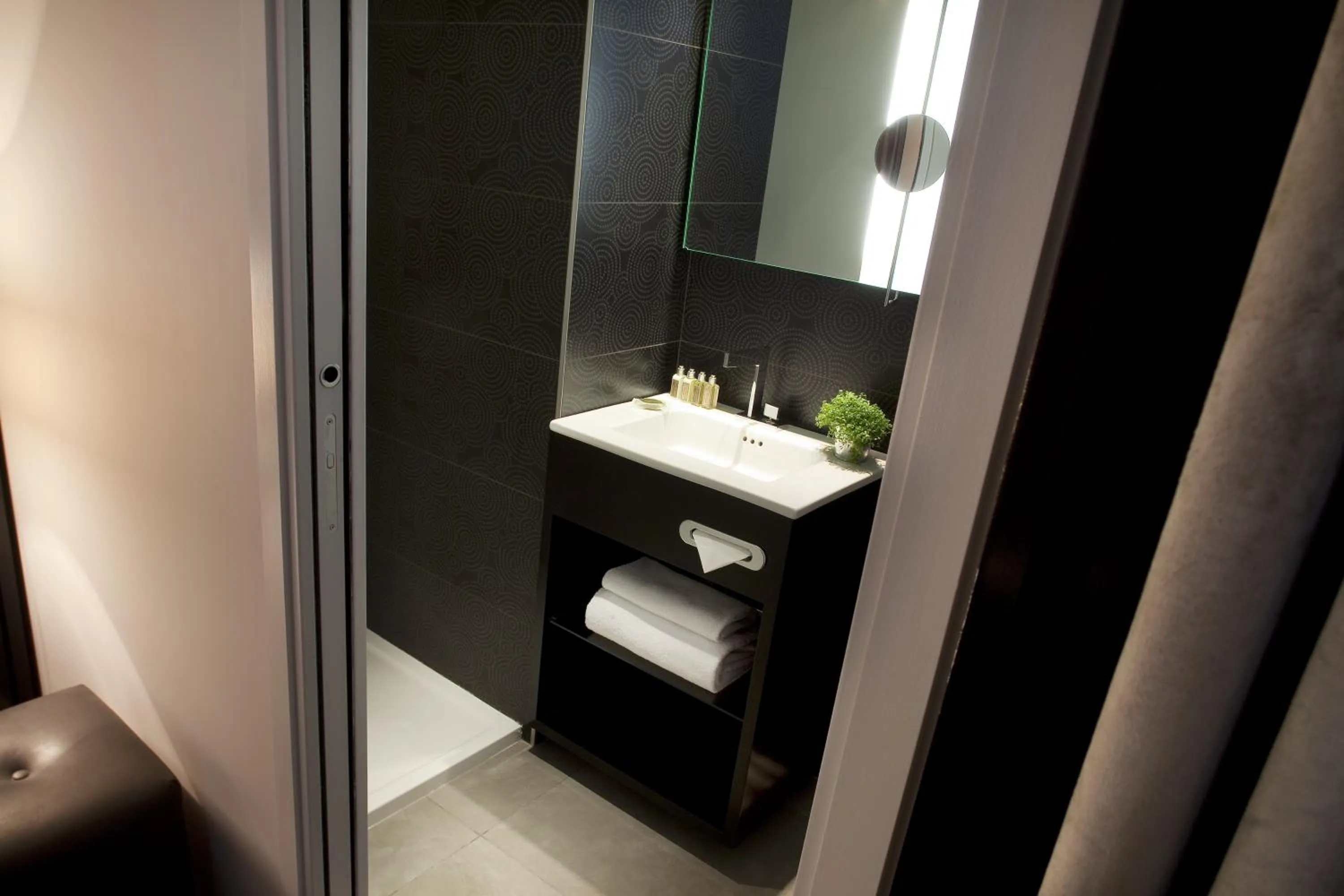 Bathroom in Hôtel Caron le Marais