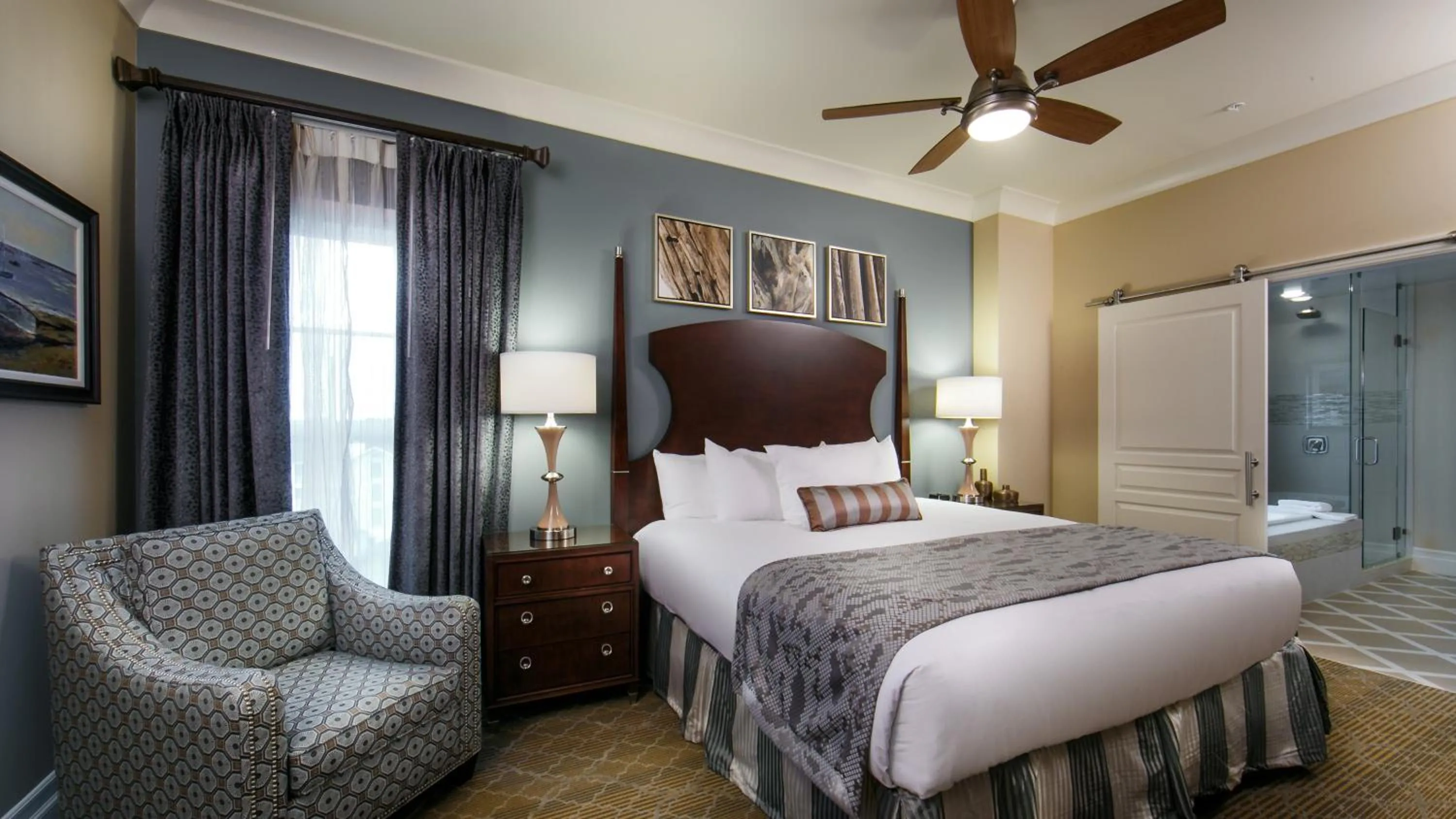 Photo of the whole room, Bed in Holiday Inn Club Vacations South Beach Resort