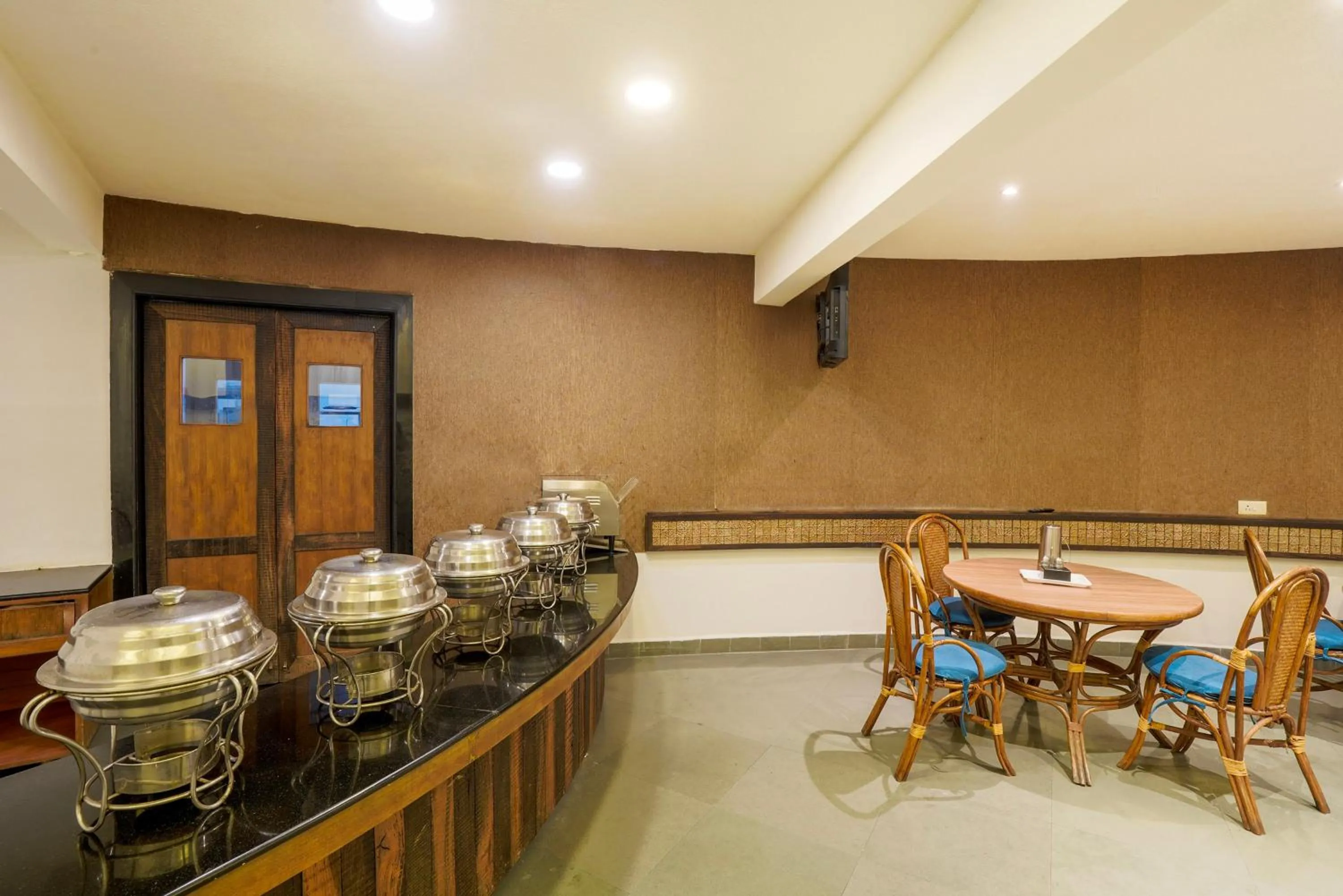 Restaurant/places to eat in Treebo Premium Niraali Executive, Hinjewadi