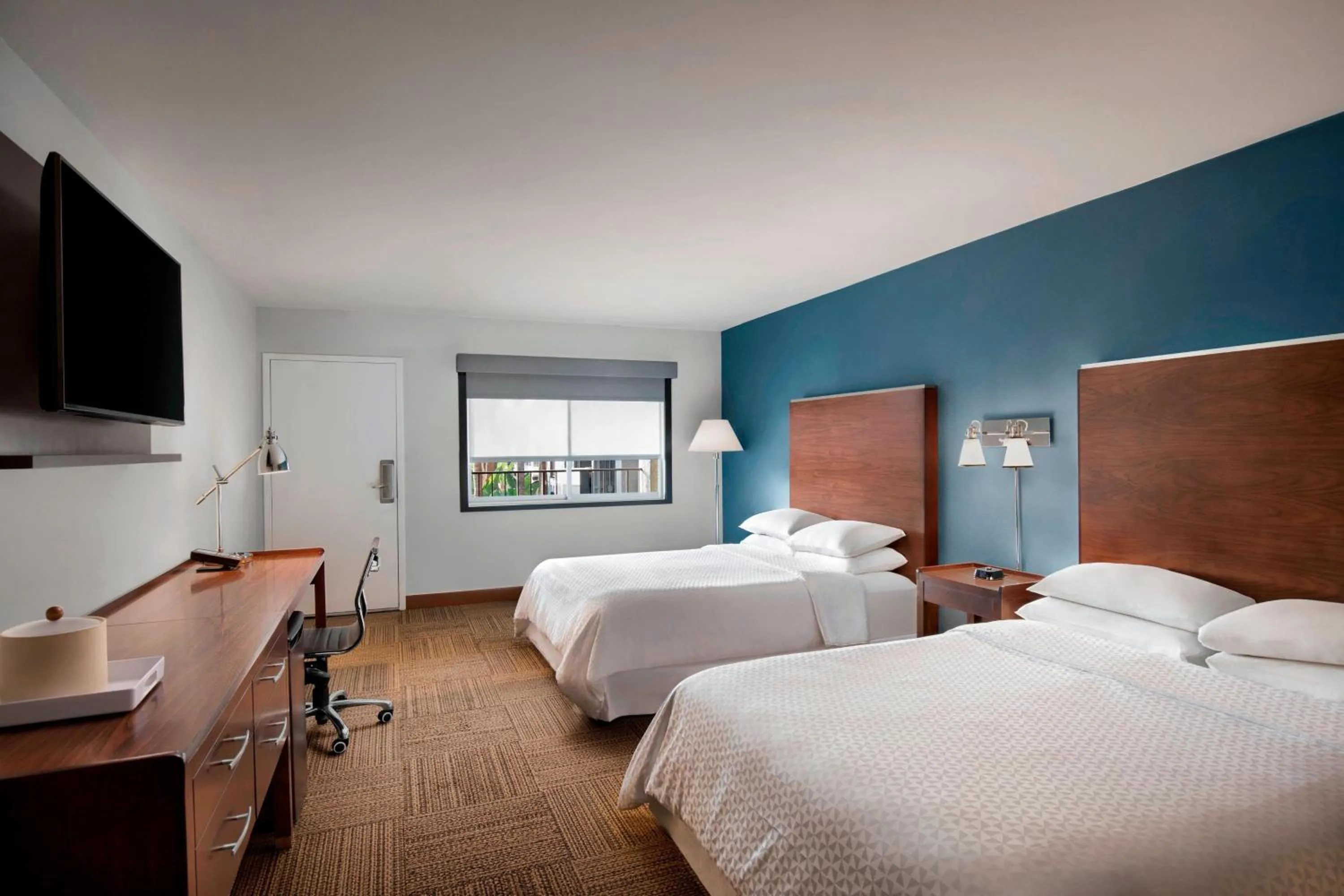 Photo of the whole room, Bed in Four Points by Sheraton Anaheim