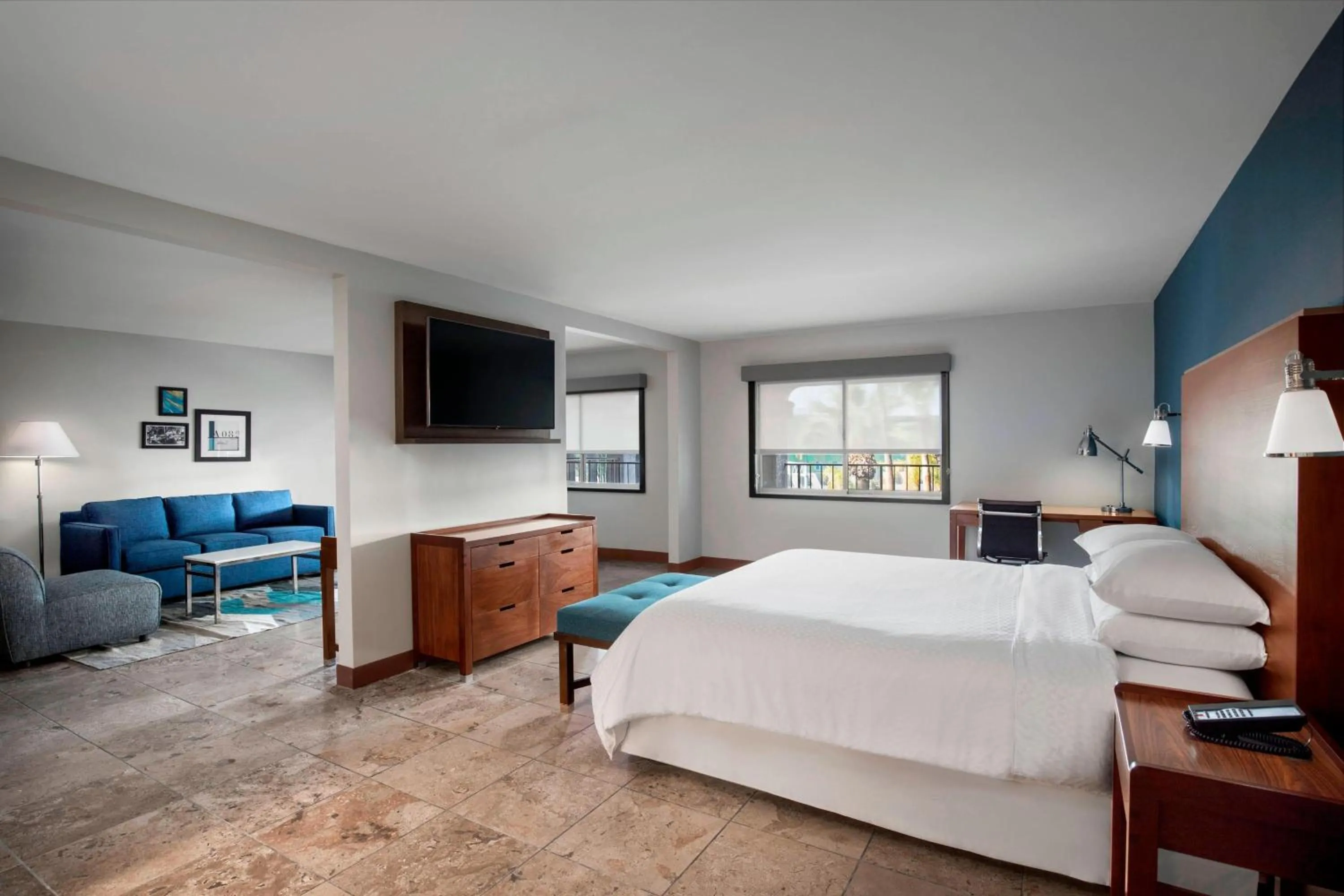 Photo of the whole room, Bed in Four Points by Sheraton Anaheim