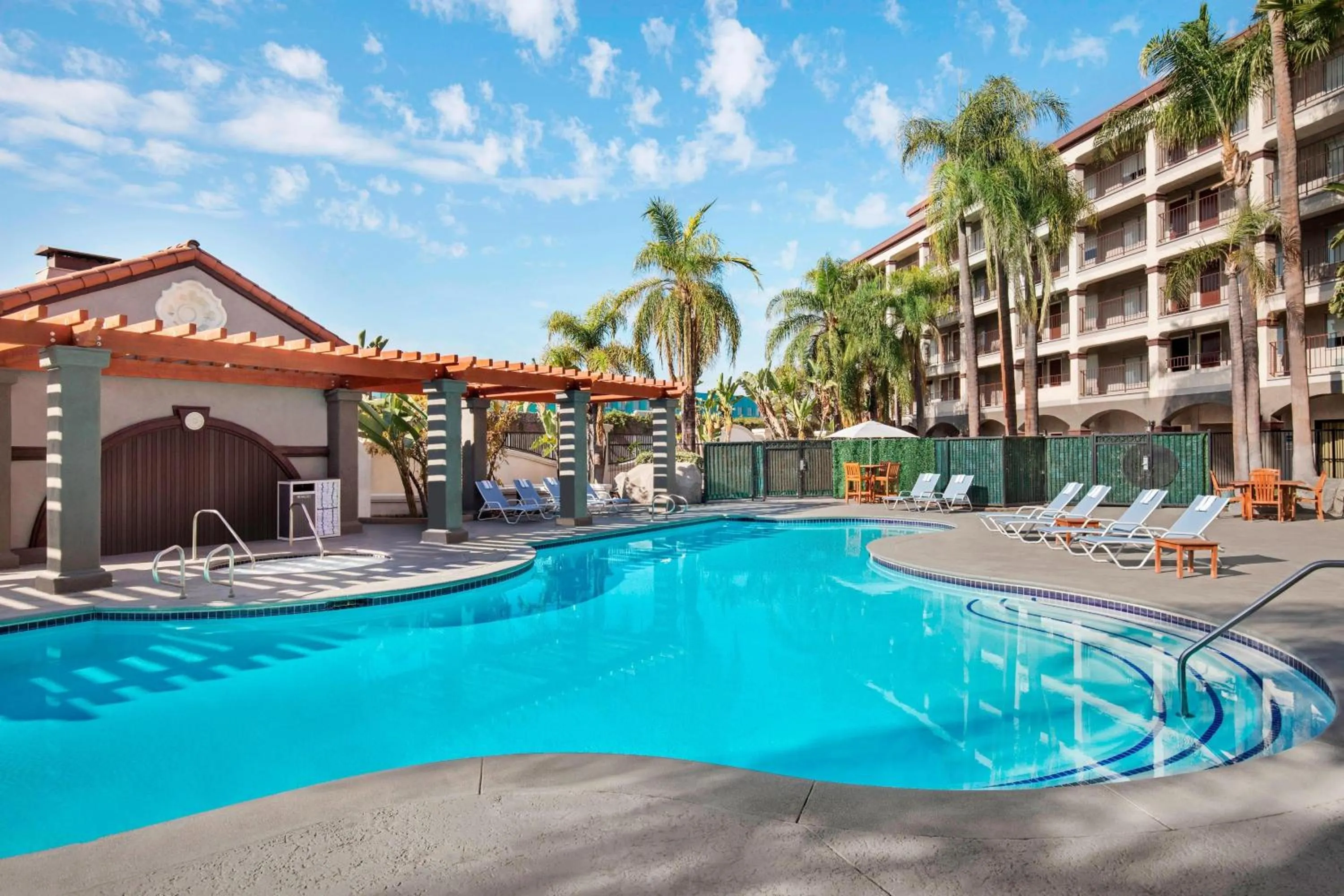 Swimming pool in Four Points by Sheraton Anaheim