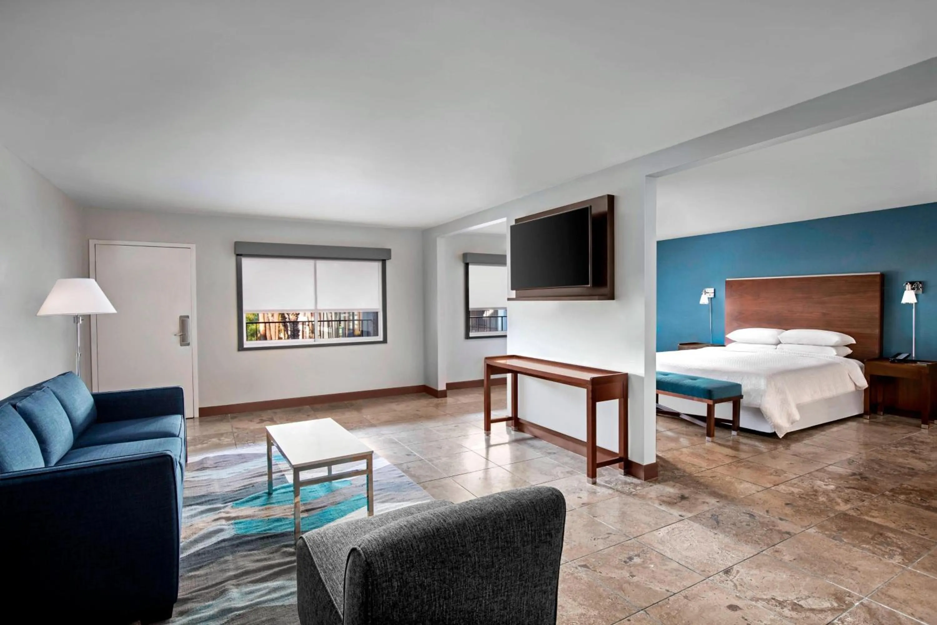 Photo of the whole room, Bed in Four Points by Sheraton Anaheim