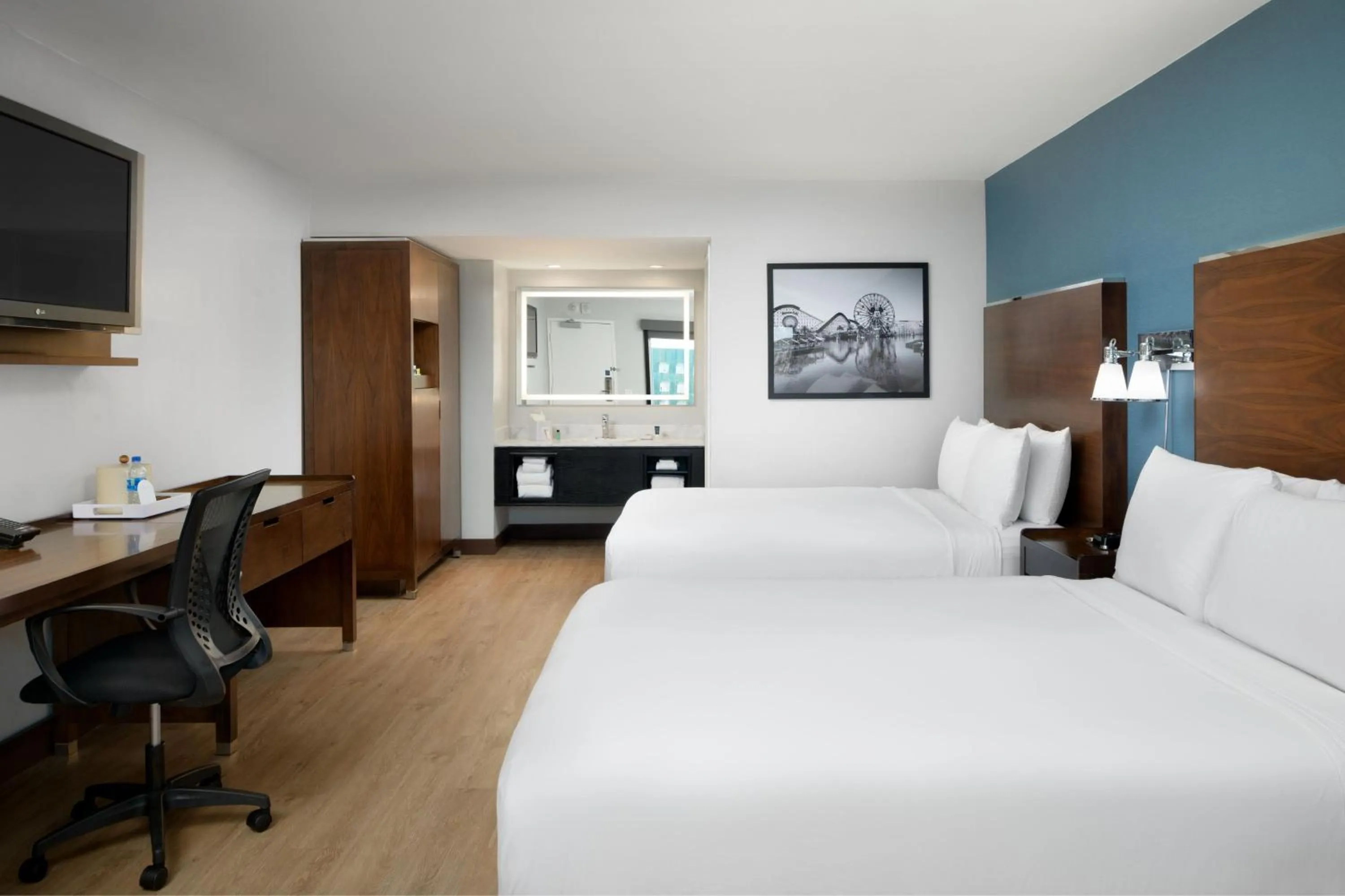 Photo of the whole room, Bed in Four Points by Sheraton Anaheim