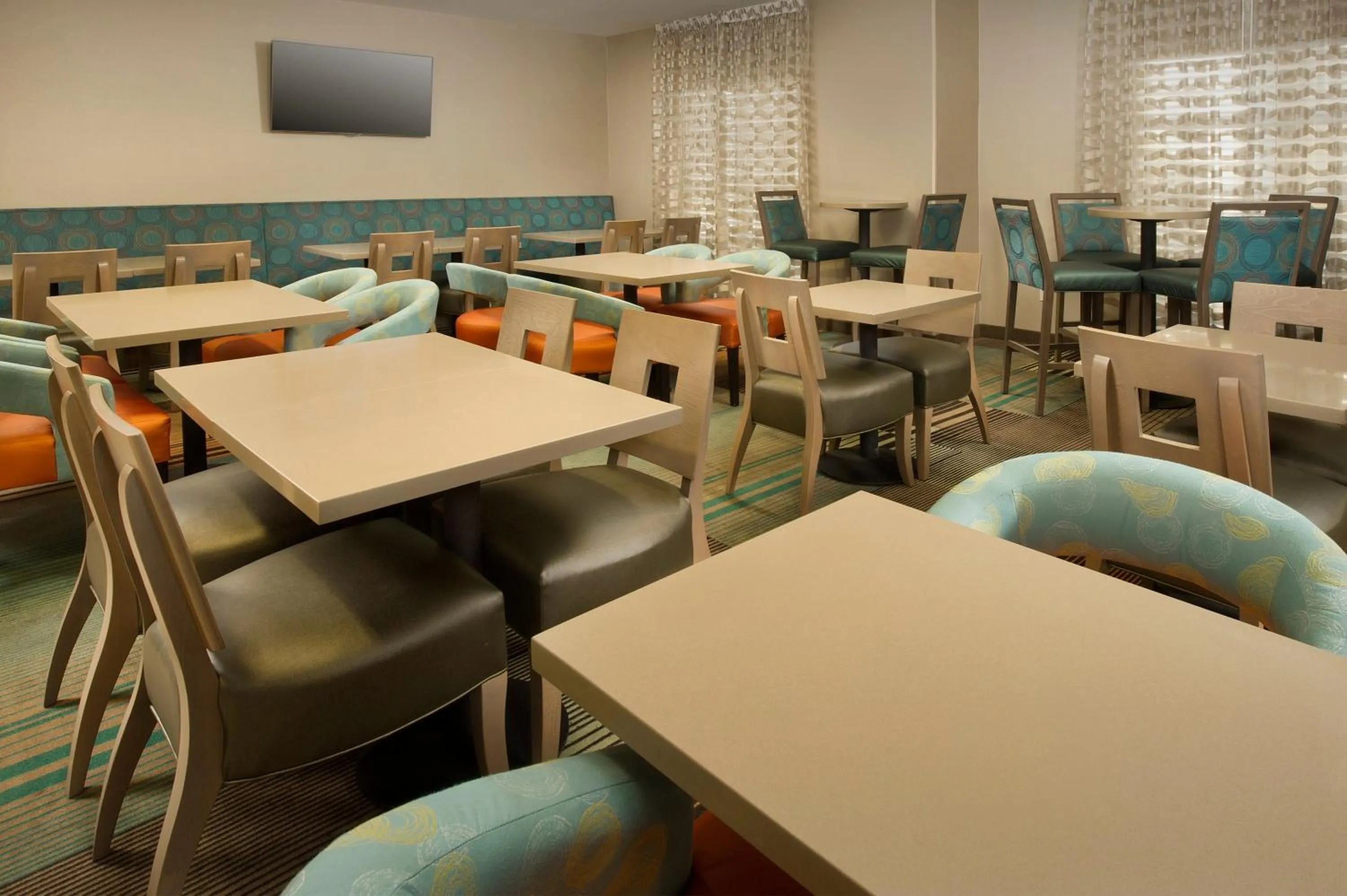 Restaurant/places to eat in Holiday Inn Express Hotel and Suites DFW-Grapevine by IHG