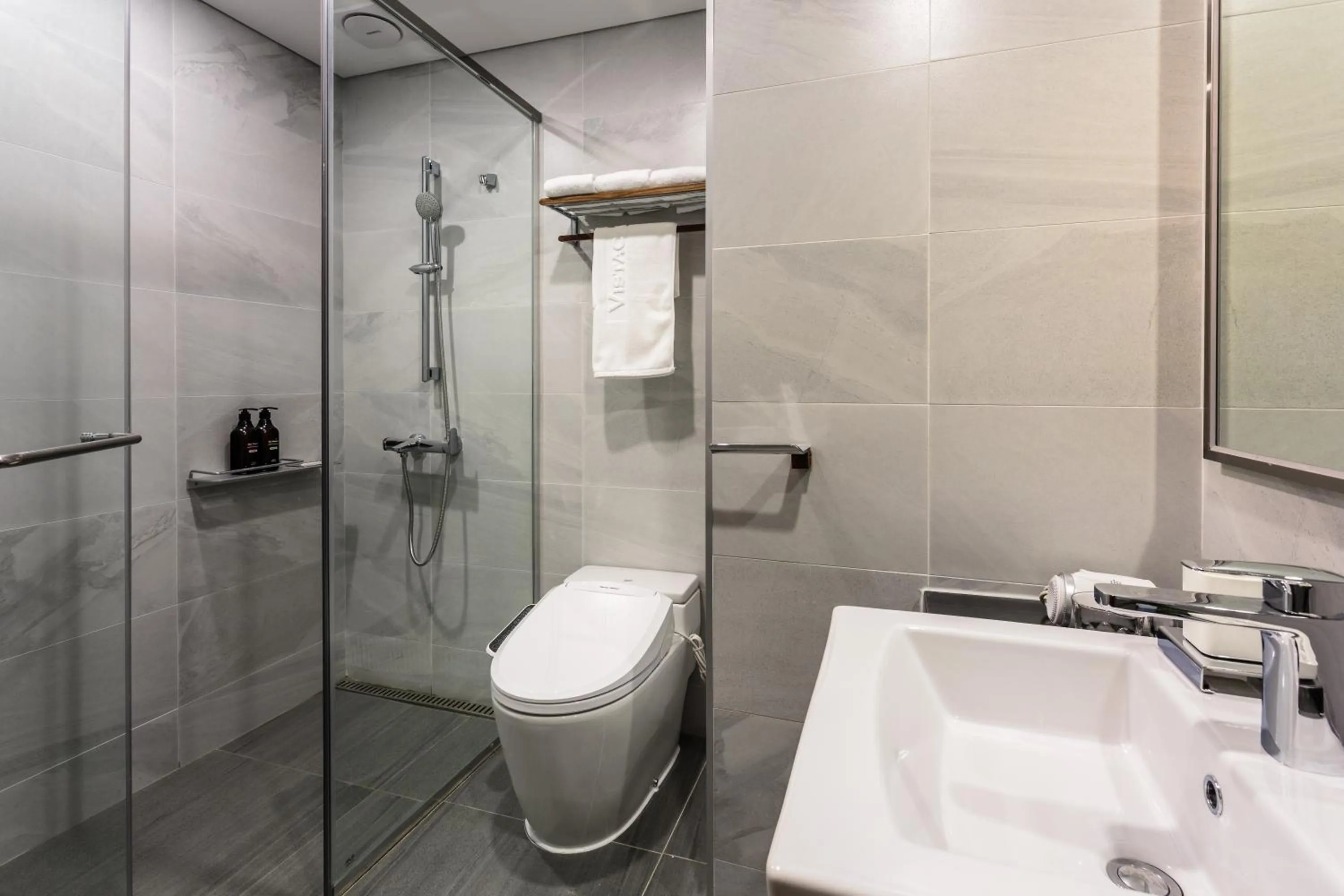 Shower, Bathroom in Hotel Alegria Seogwipo