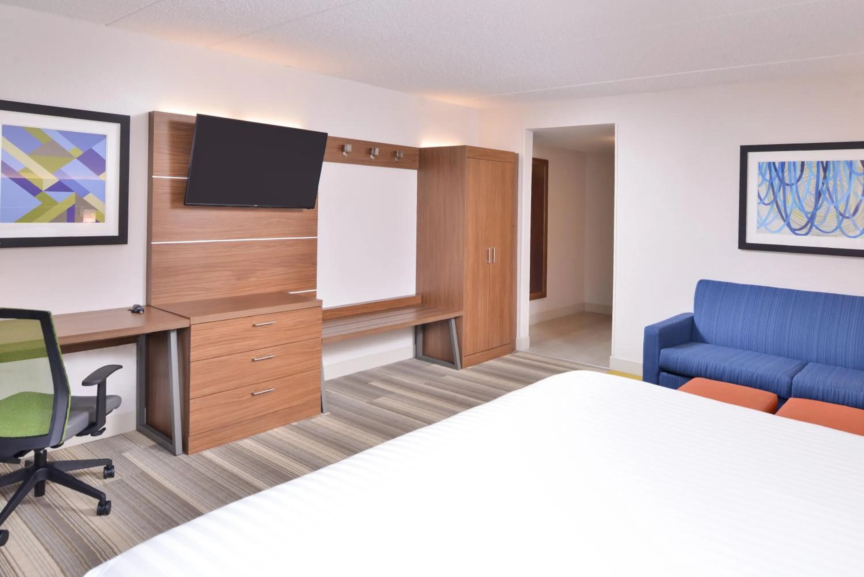 Photo of the whole room, Bed in Holiday Inn Express & Suites Indianapolis Dtn-Conv Ctr Area by IHG