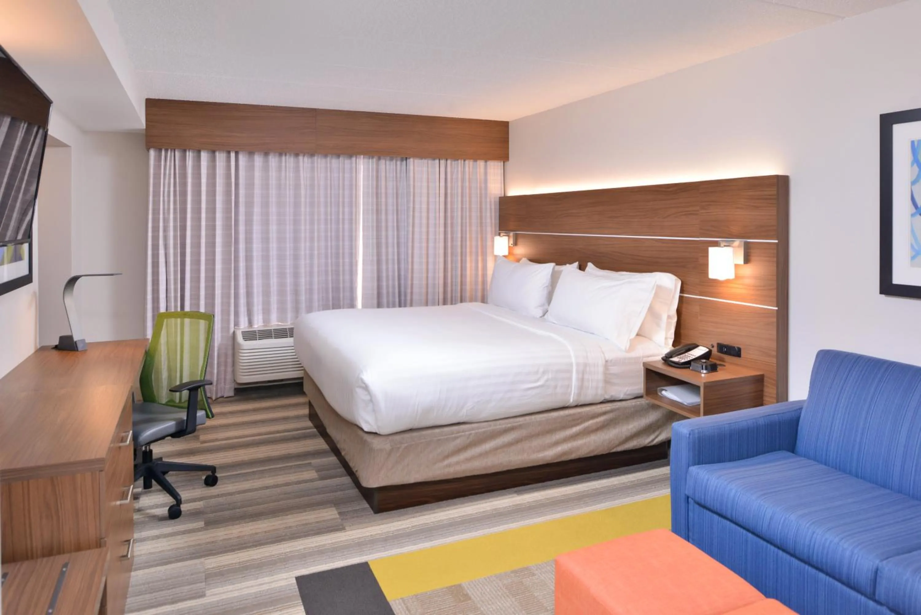 Photo of the whole room, Bed in Holiday Inn Express & Suites Indianapolis Dtn-Conv Ctr Area by IHG