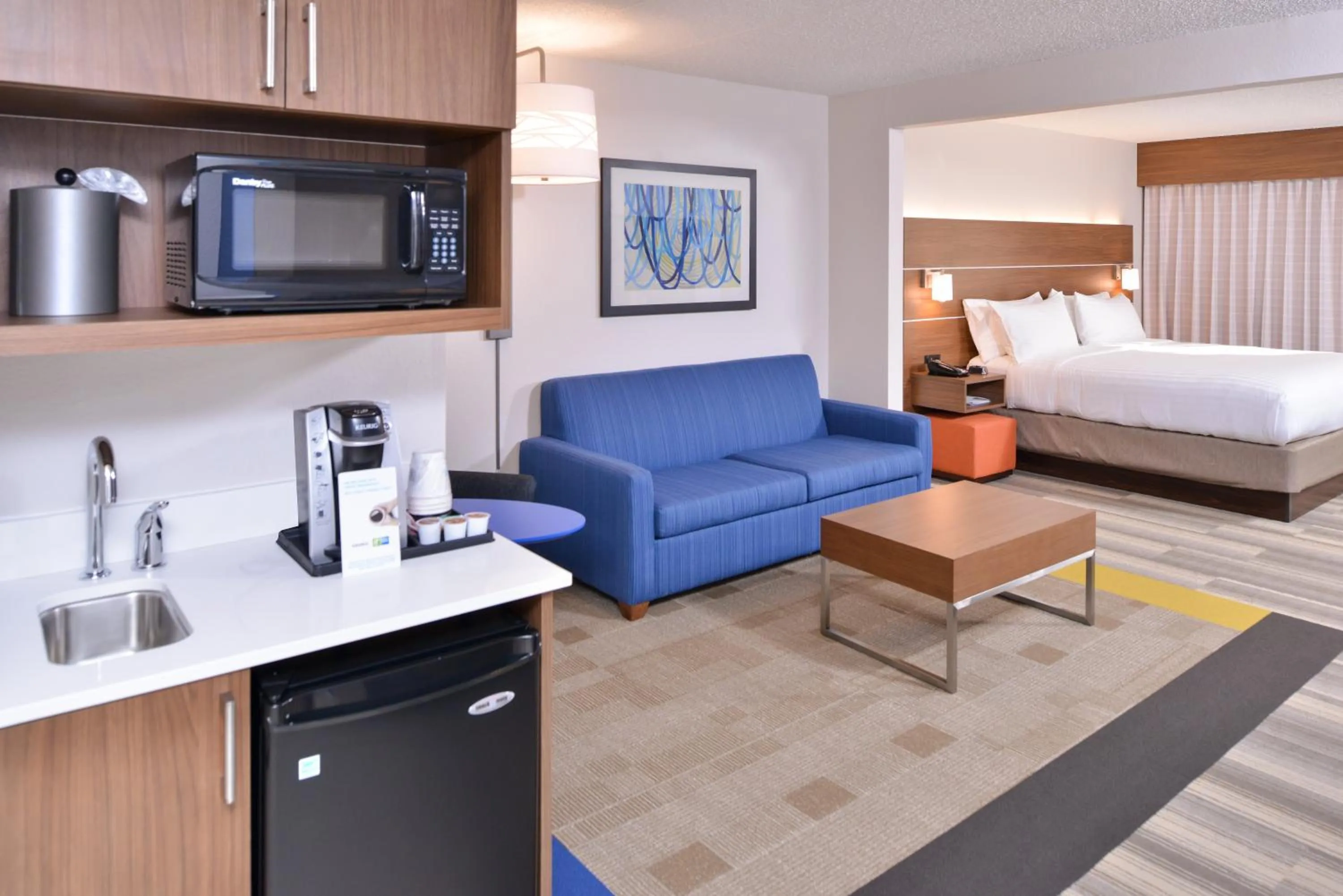 Photo of the whole room, Bed in Holiday Inn Express & Suites Indianapolis Dtn-Conv Ctr Area by IHG