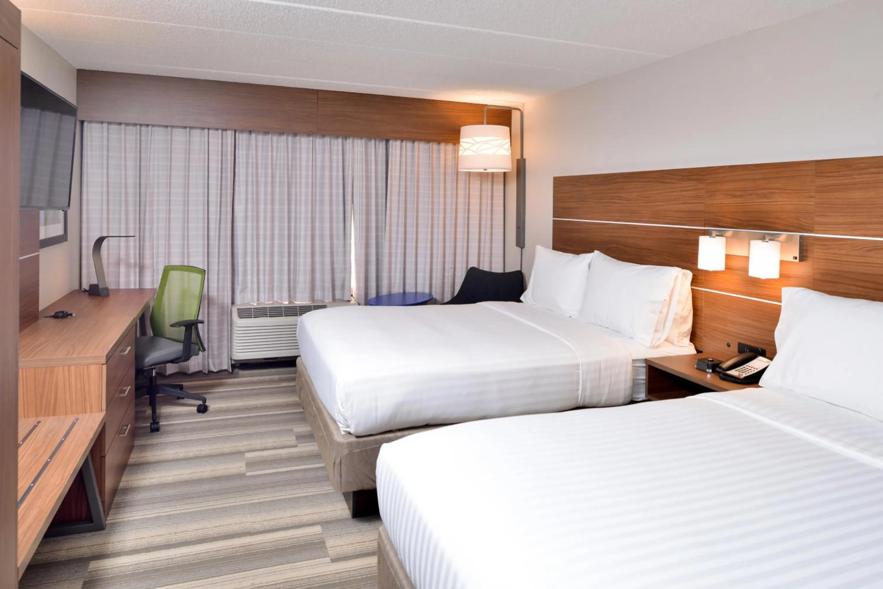 Photo of the whole room, Bed in Holiday Inn Express & Suites Indianapolis Dtn-Conv Ctr Area by IHG
