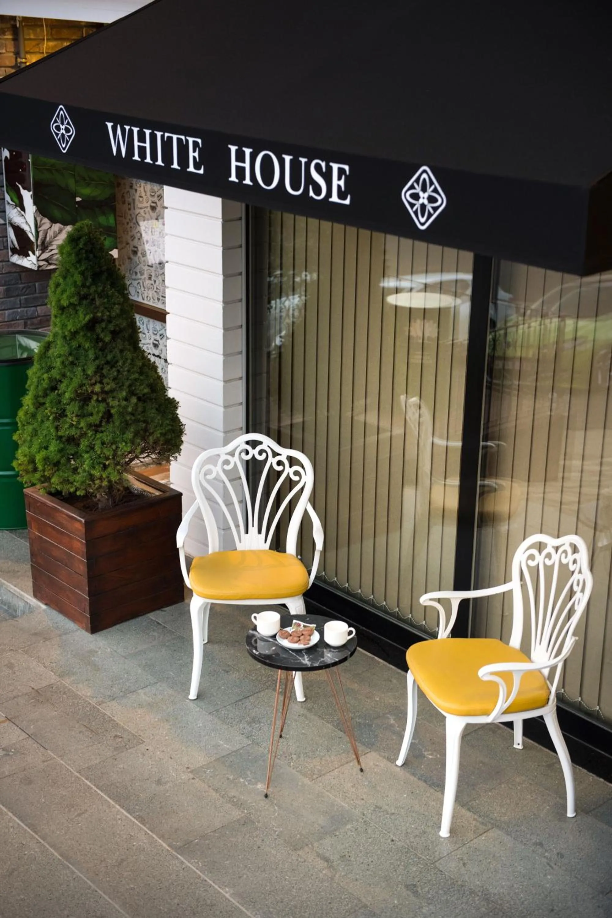 Seating area in White House Hotel