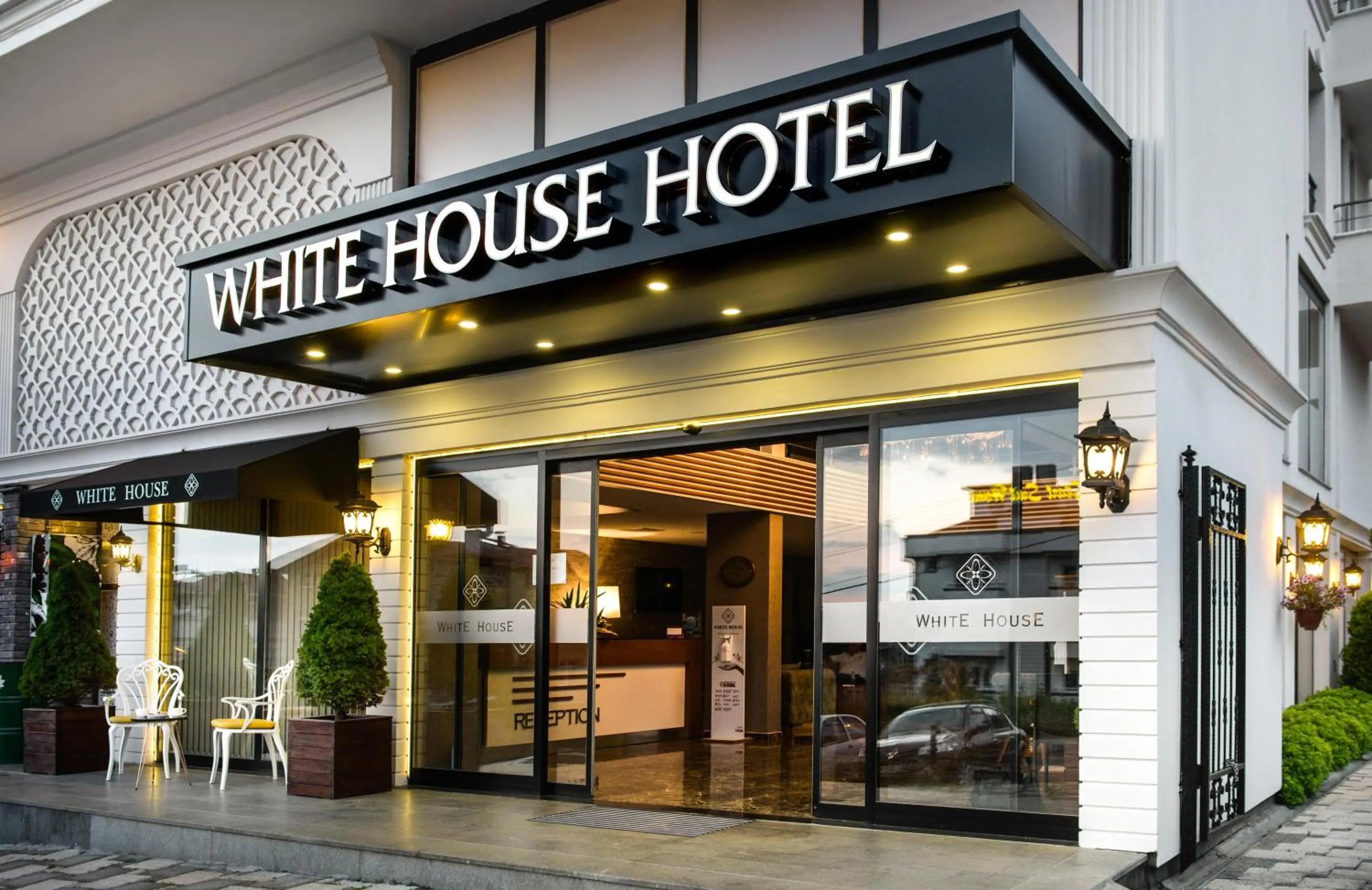 Facade/entrance in White House Hotel